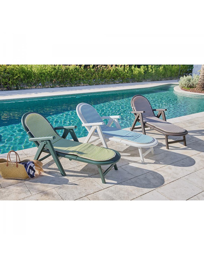 Caiman Deck Chair w/ Green Cushion