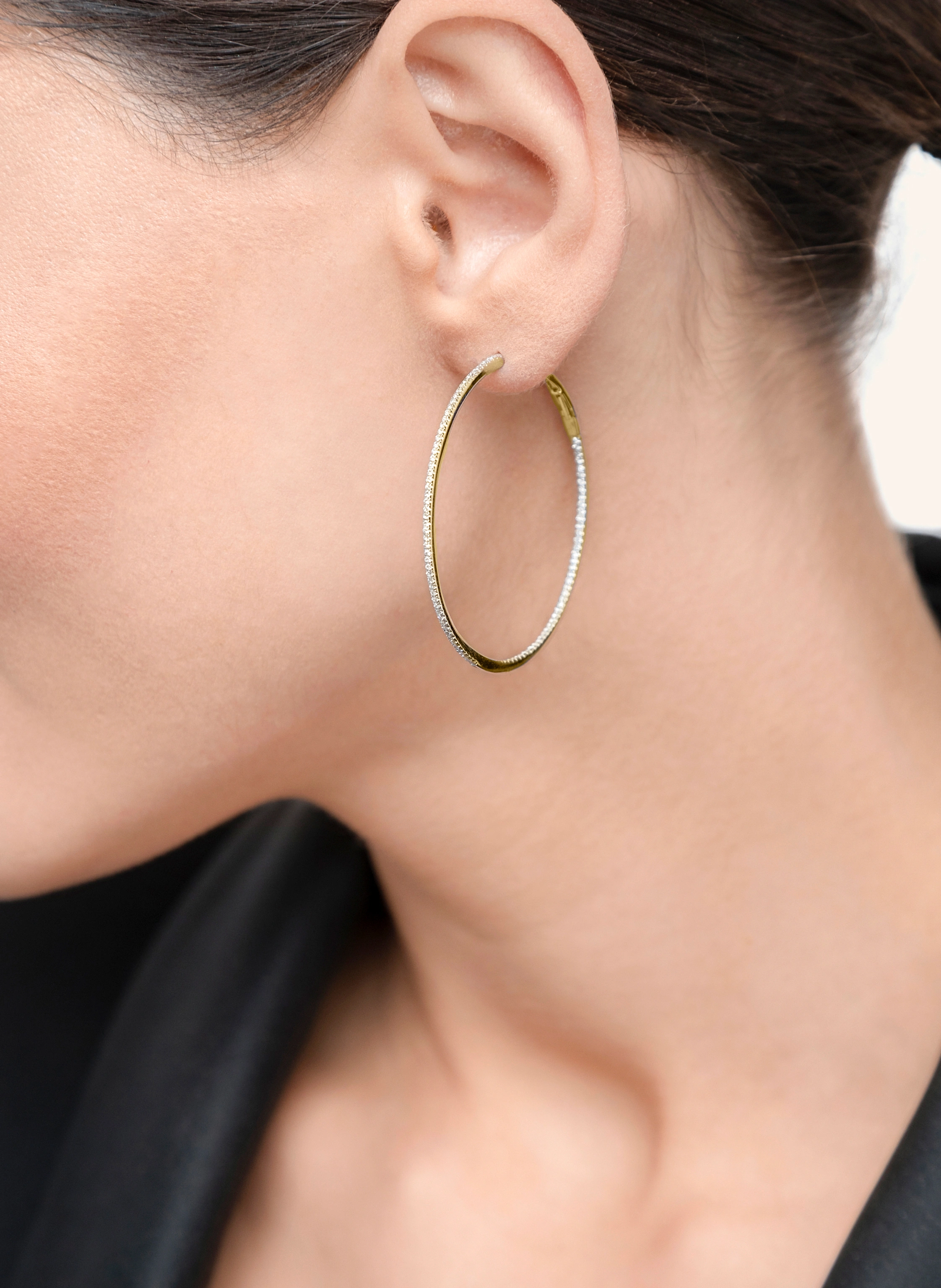 Leaf Creolen CIRCLE L aus 18 Karat Gelbgold mit Diamanten