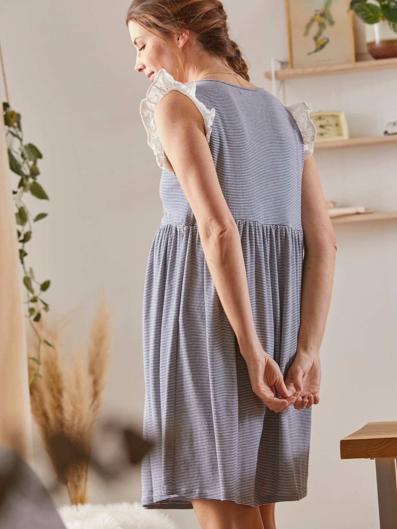 Vestido de maternidade e amamentação sem mangas com listras brancas claras