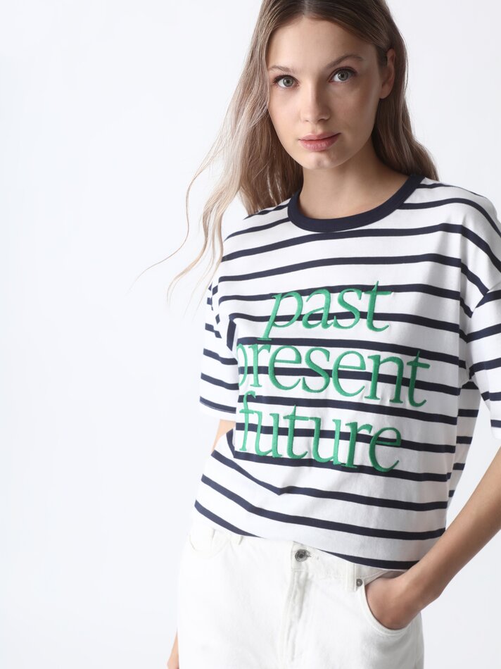 Camiseta listrada com bordado - Branca/azul marinho