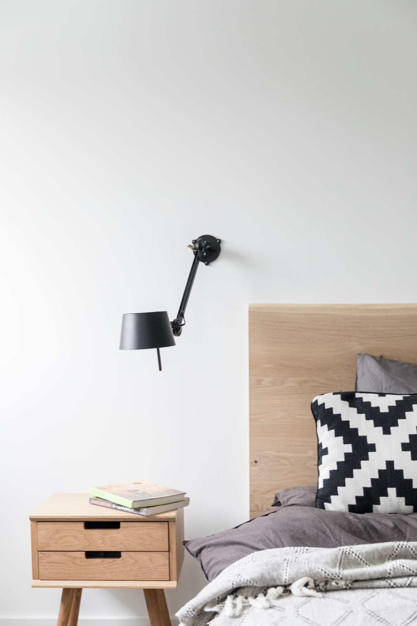 Wandlamp Bolt Bed sidefit install lightning white