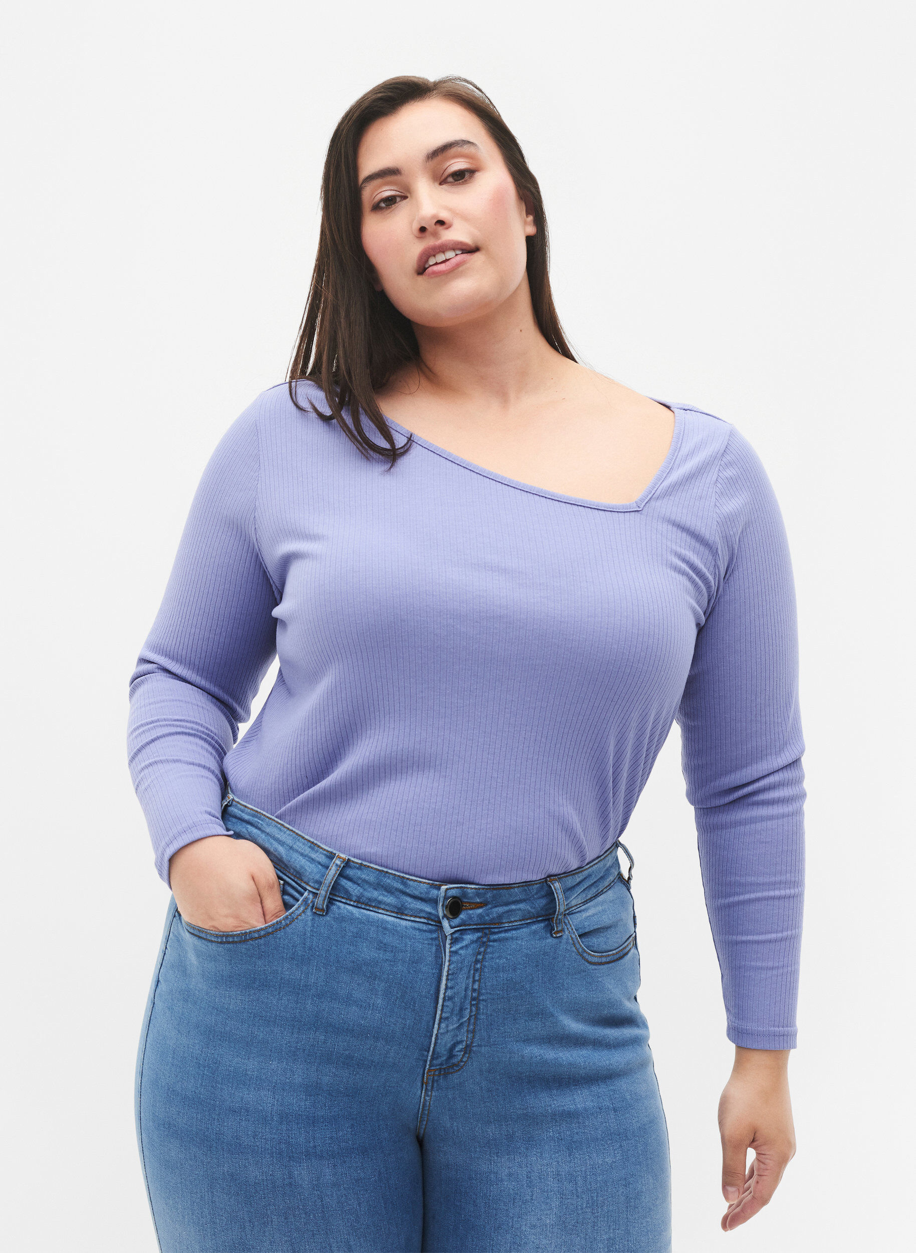 Langærmet t-shirt med asymmetrisk udskæring