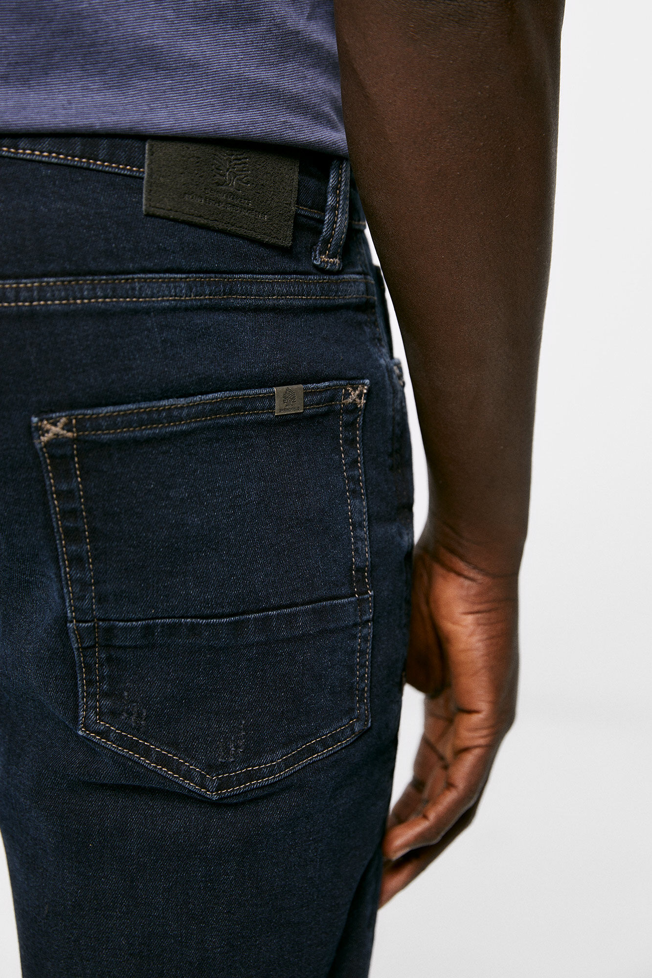 Calça jeans slim fit, lavagem azul-clara escura