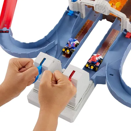 Hot Wheels Mario Kart Bowsers Festung Track-Set inkl. Spielzeugauto, Autorennbahn