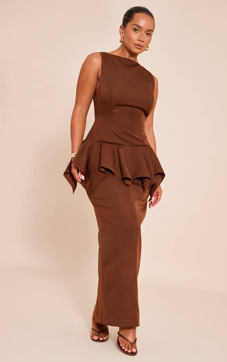 Chocolat Robe Maxi À Encolure Bateau Et Ourlet Asymétrique Ajustée
