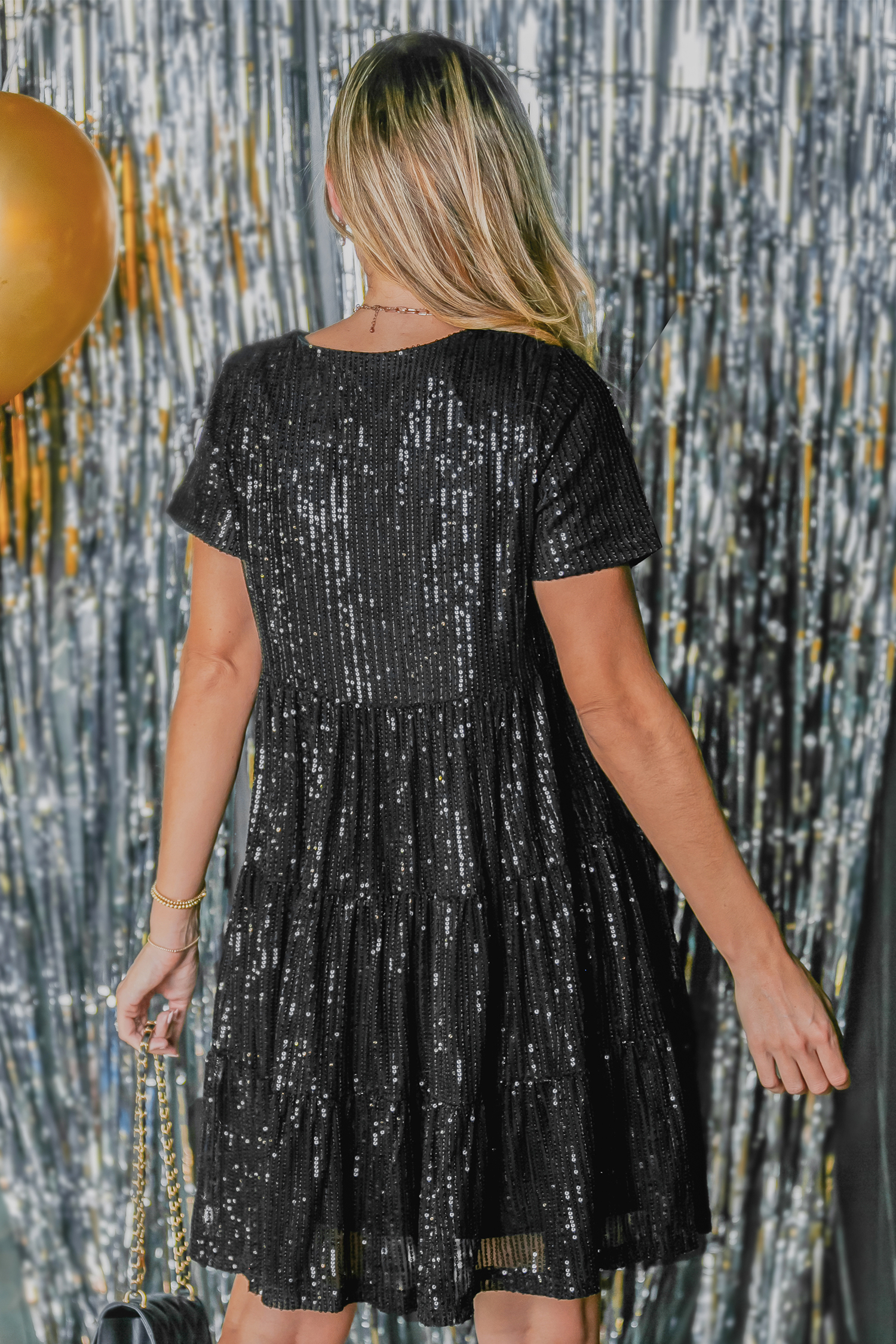 Robe mini à col en V avec pœillettes