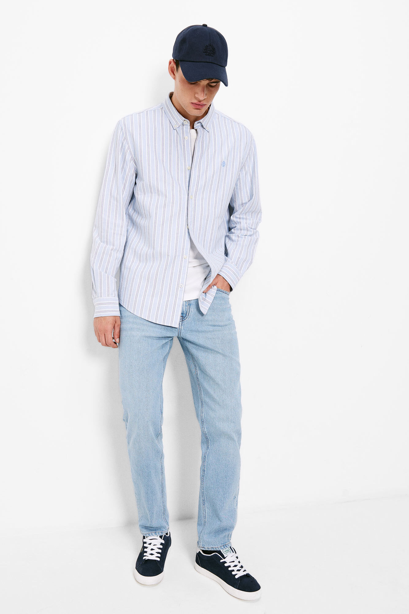 Calça jeans reta e justa, lavagem clara