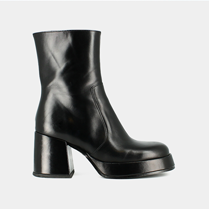 Bottines à talons et bouts carrés  en cuir noir