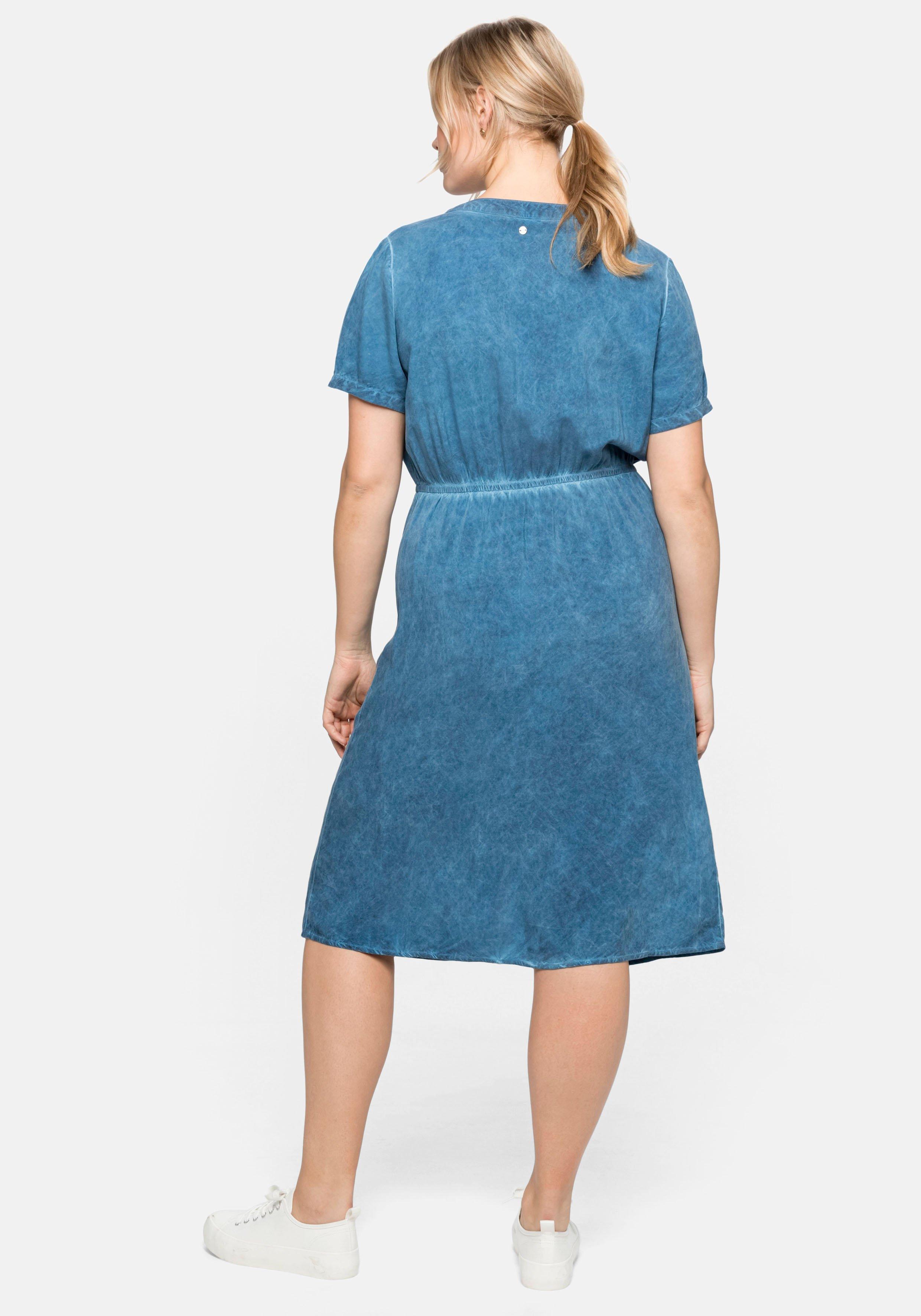 Kleid mit V-Schlitz, in Oil-dyed-Waschung