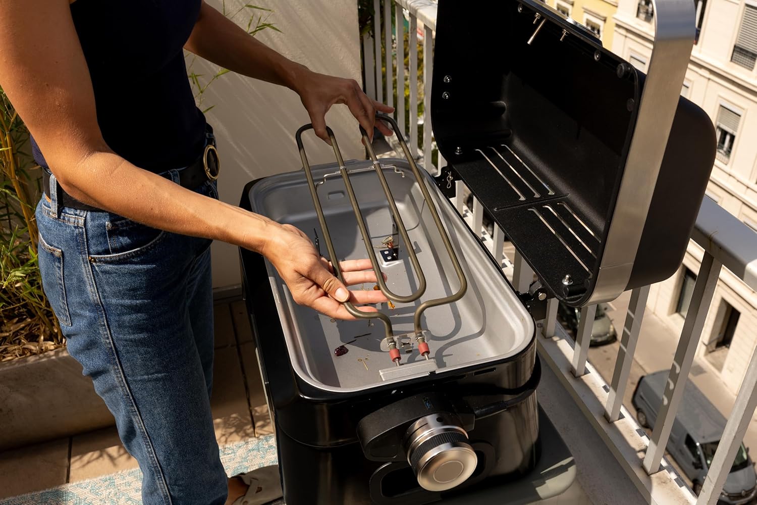 Campingaz Attitude2go Barbecue de table électrique | Barbecue électrique d'intérieur & d'extérieur, portable | 2200 W | Grille de cuisson en fonte | 4 personnes | Pour balcon & camping