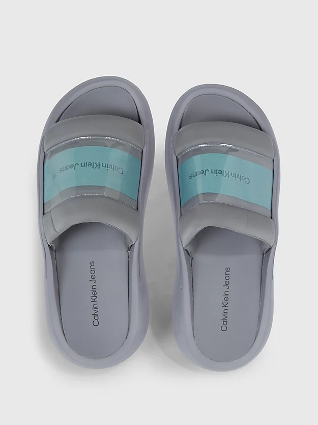 Chinelo com logotipo híbrido