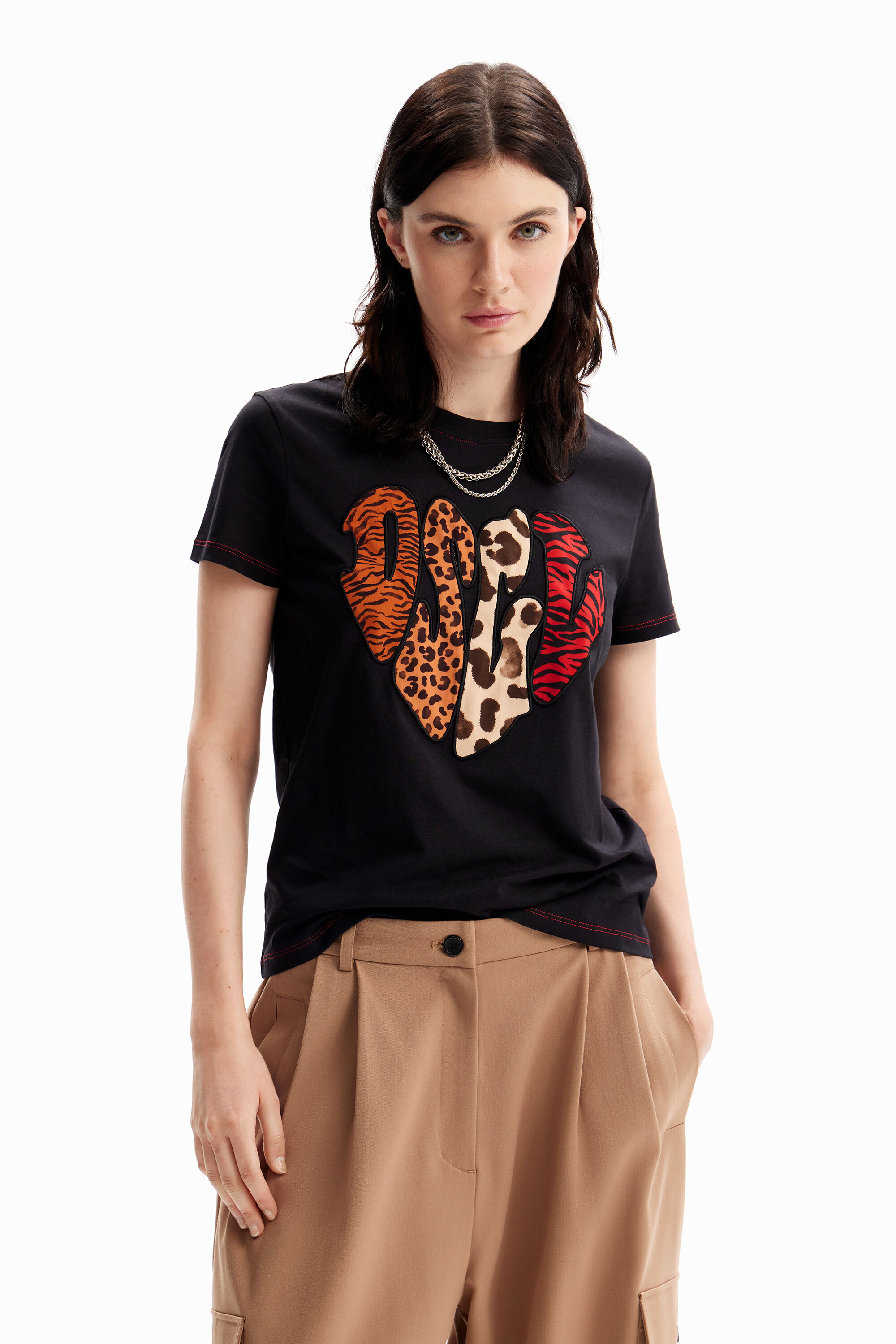 Camiseta com estampa aniña l
