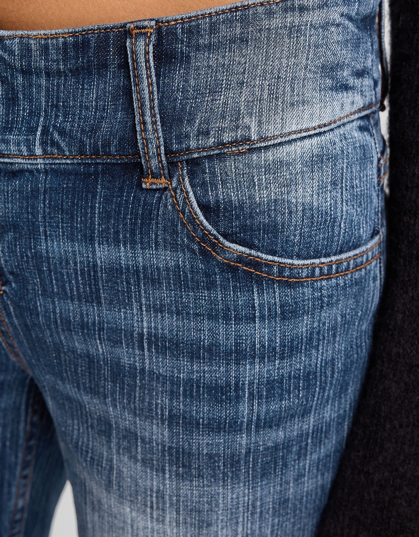 calça jeans flare de cintura baixa