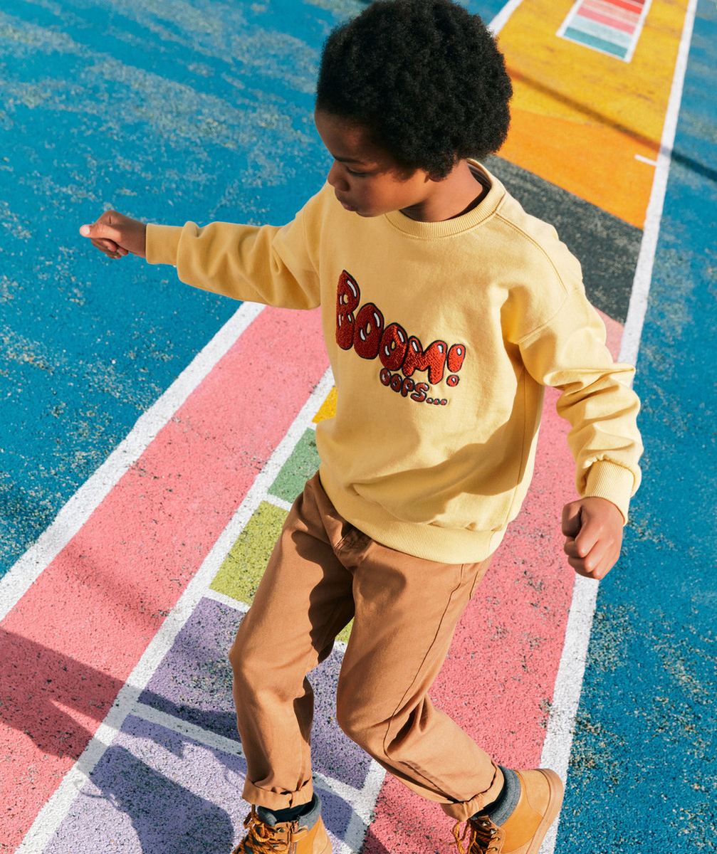 SWEAT GARÇON EN FIBRES RECYCLÉES JAUNE AVEC MESSAGE EN BOUCLETTES