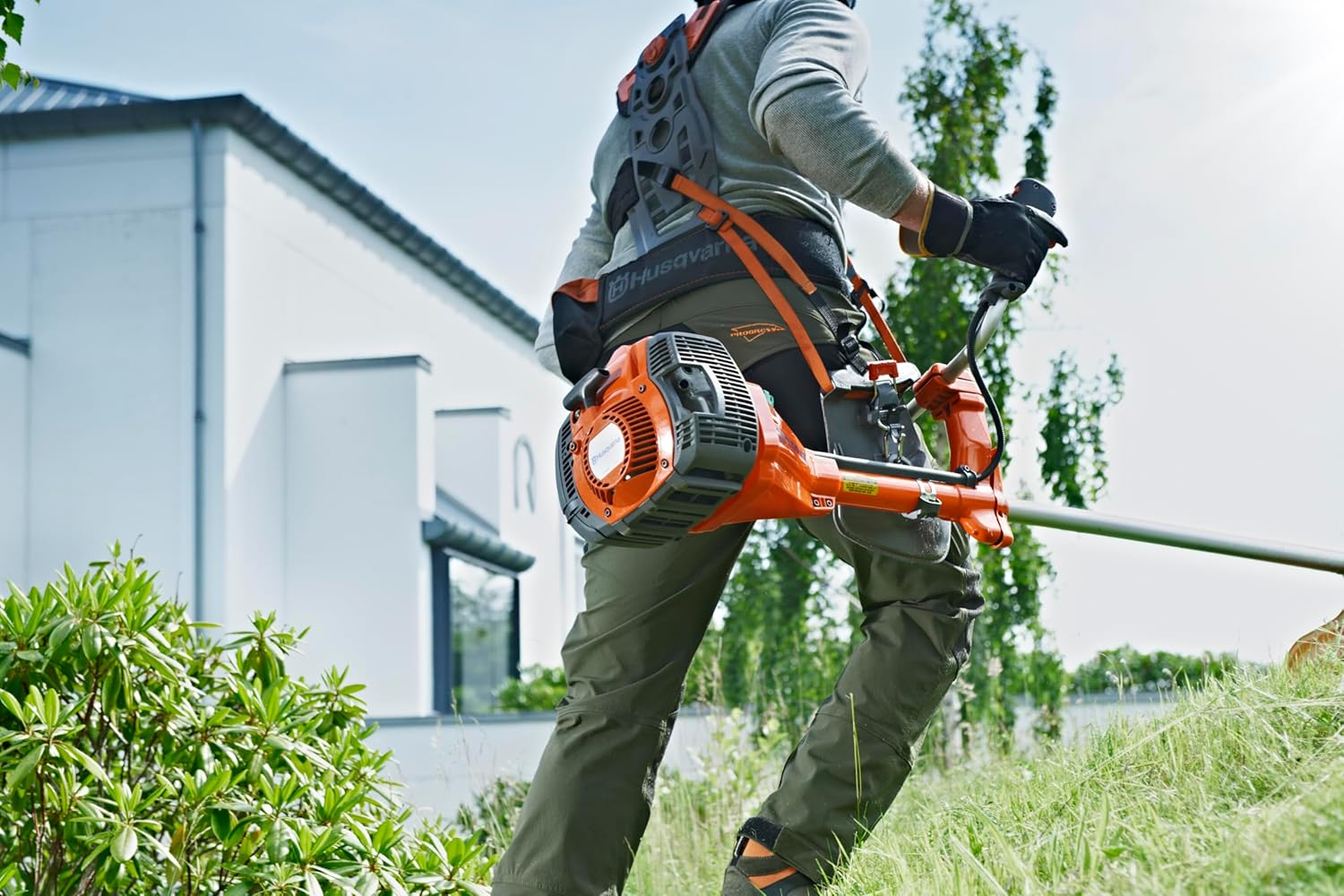 Husqvarna 135R Benzin-Freischneider mit Bullhorn-Griff – 34,6-cm³-X-Torq®-Motor, 47 cm Schnittbreite, inklusive Schneidfaden, Grasklinge und Doppelgurt
