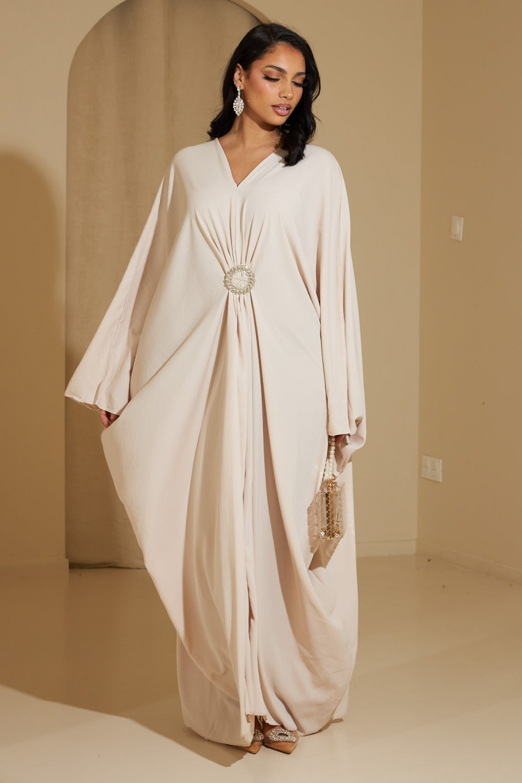 Abaya fluide beige à broche sur le milieu
