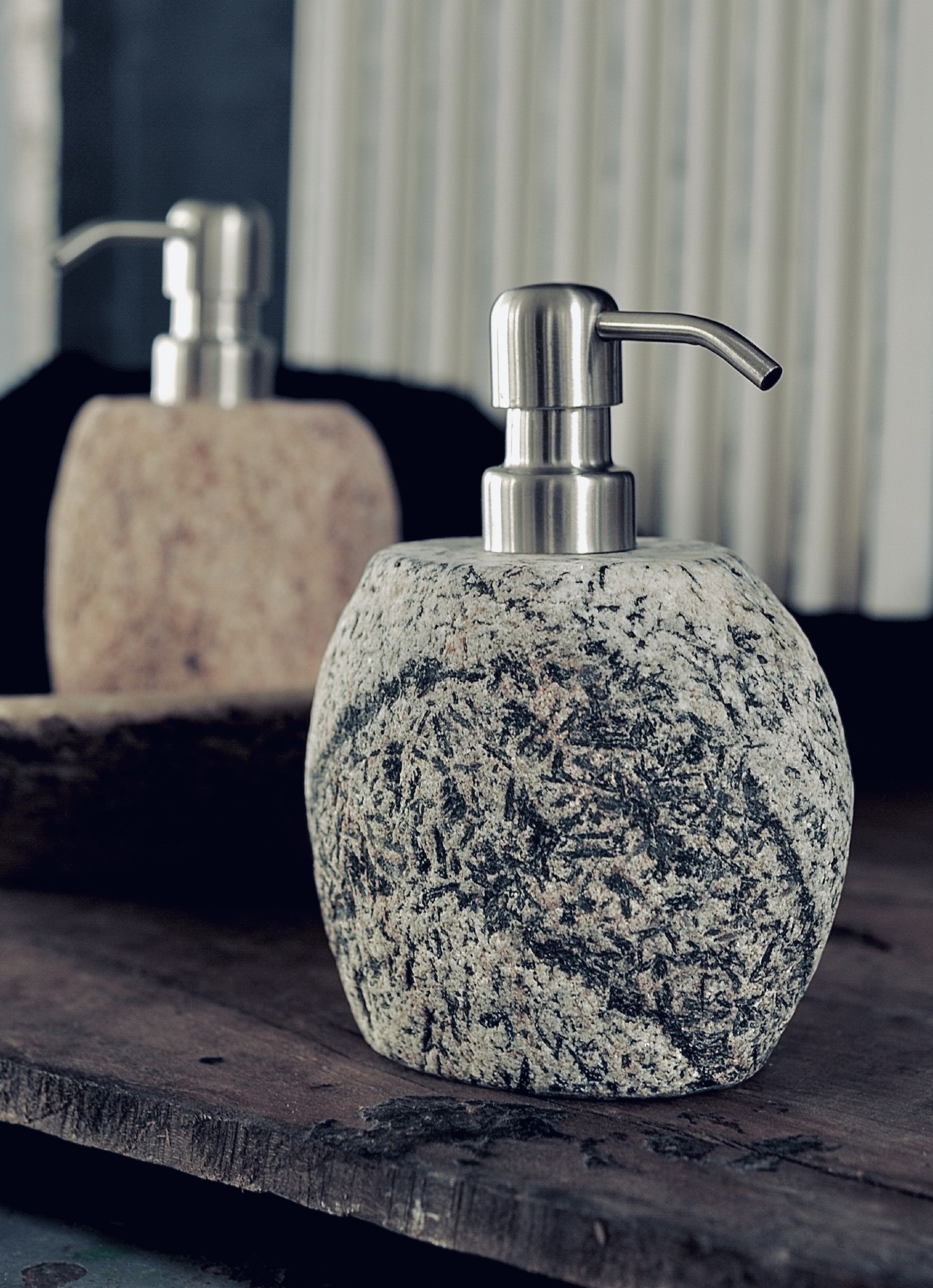 Seifenspender 'Savon' aus Naturstein, Ø 12 cm, H 16 cm von fischer's lagerhaus