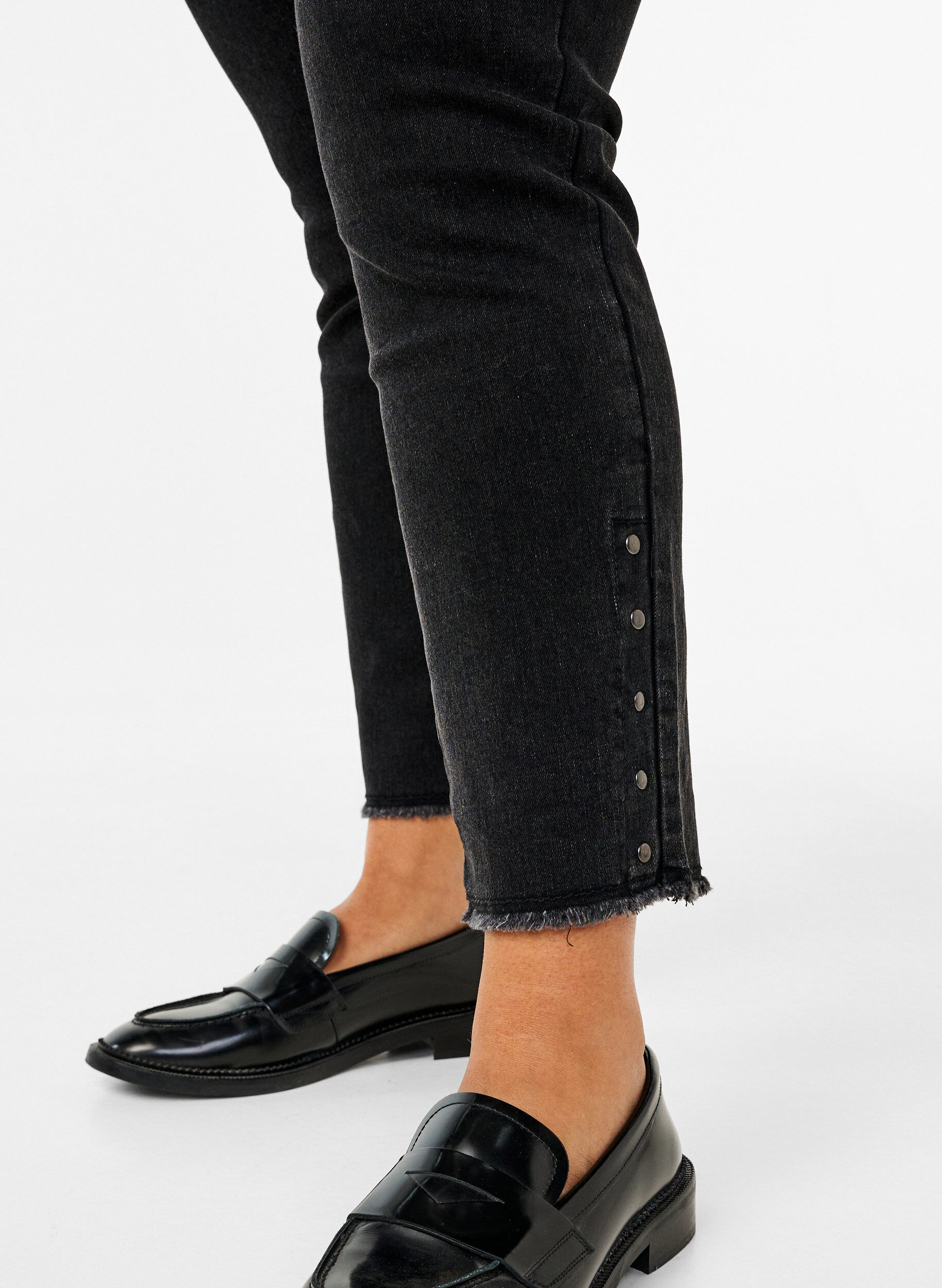 Cropped Emily jeans med rå kant forneden