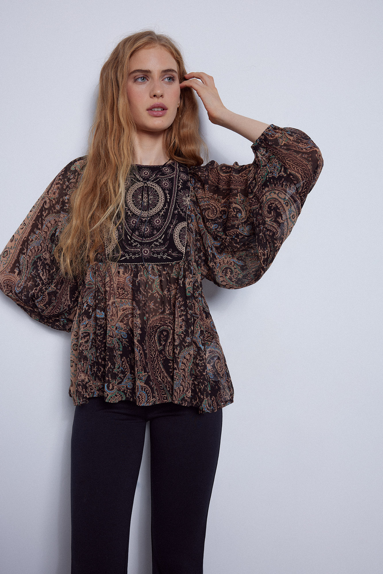 Blusa bordada e estampada