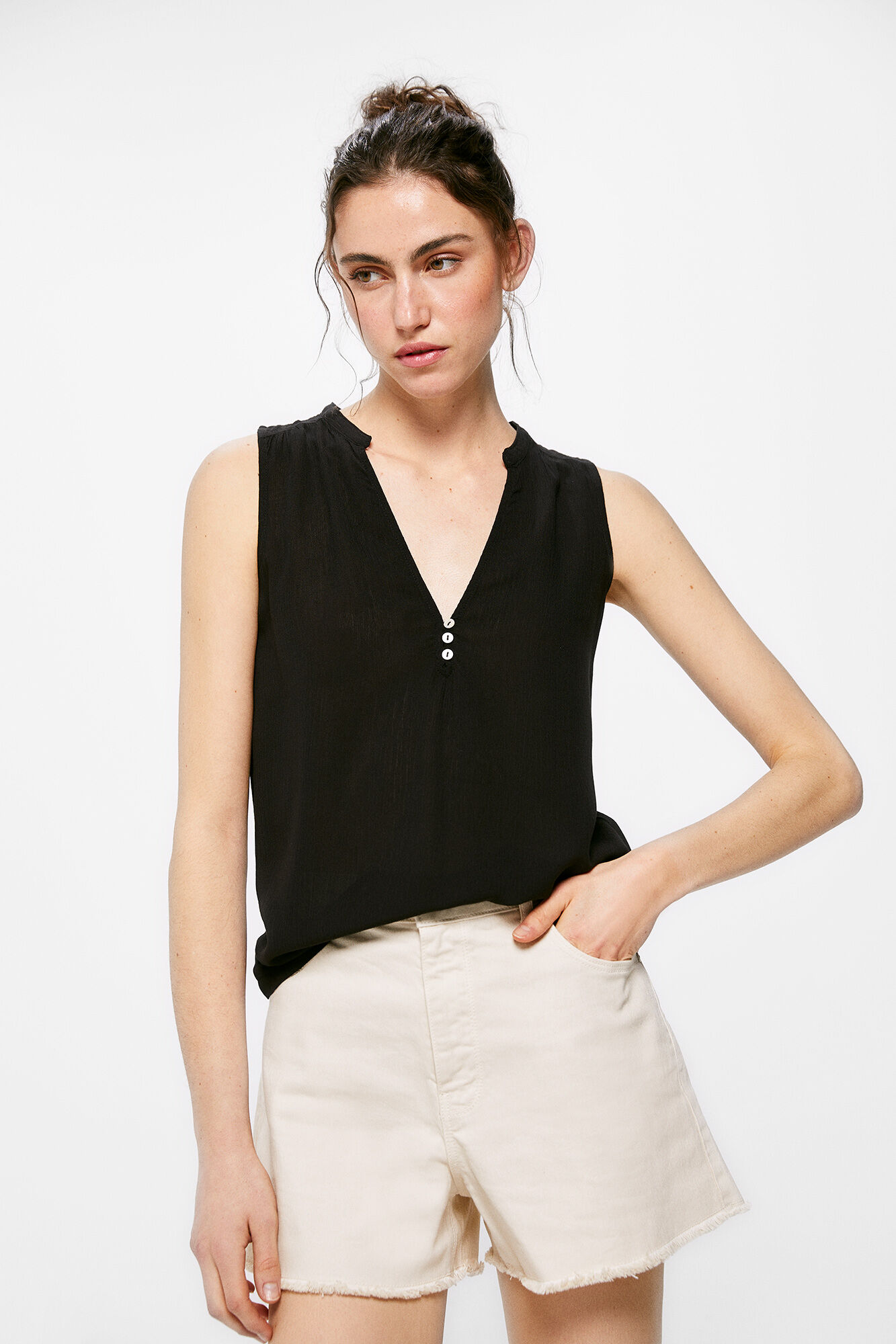 Camiseta bicolor com gola abotoada - Preta