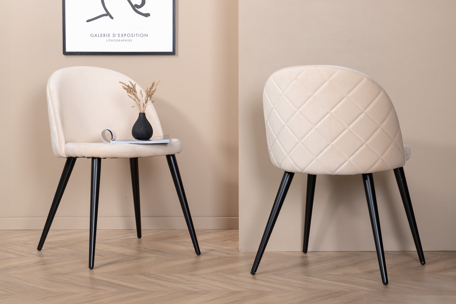 Velvet spisestol. Sett av 2 Sett av 2. Beige fløyelsstoff og polyester lin med sortlakkerte ben.