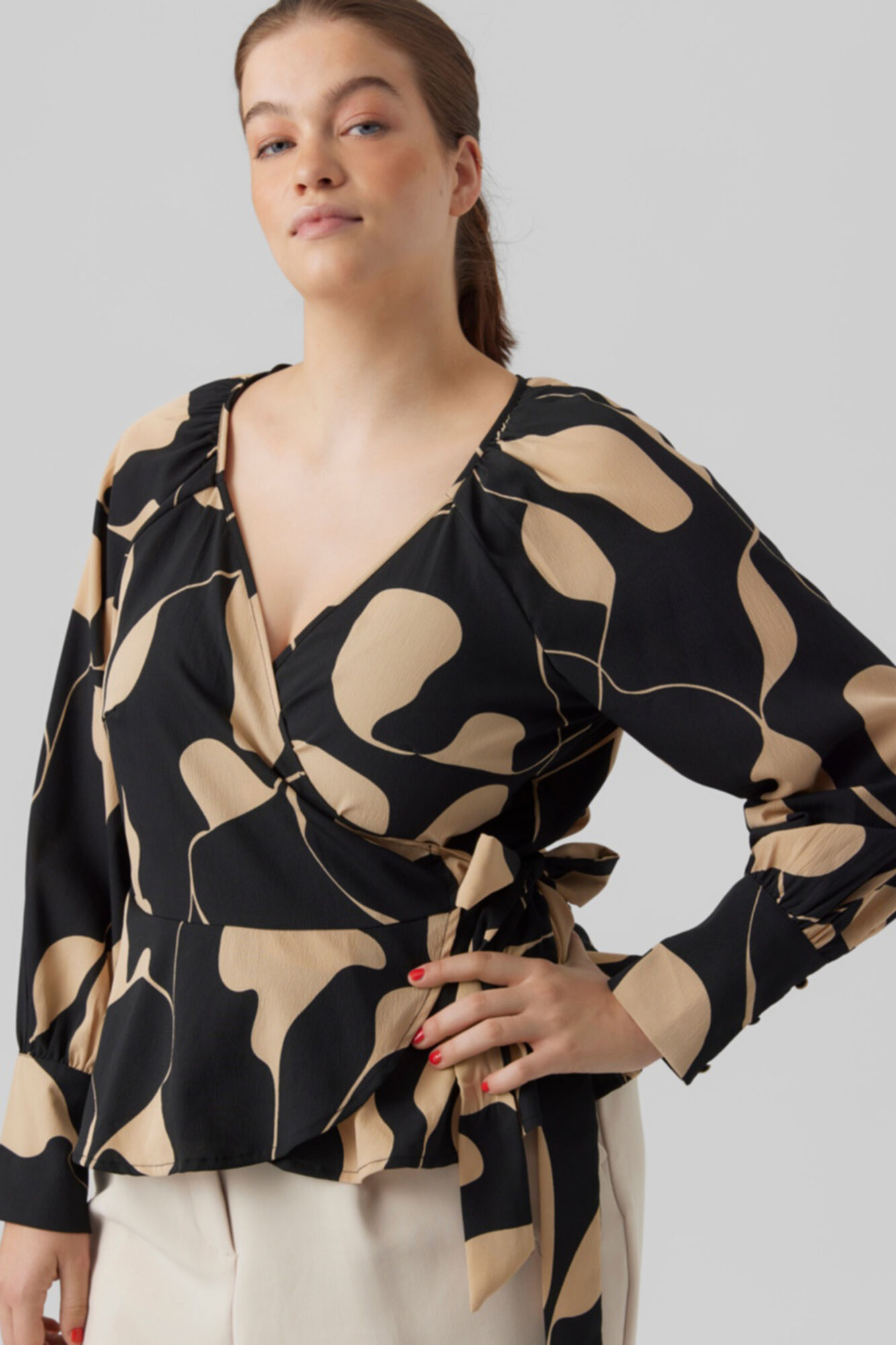 Blusa de manga comprida com decote cruzado plus size - Preta