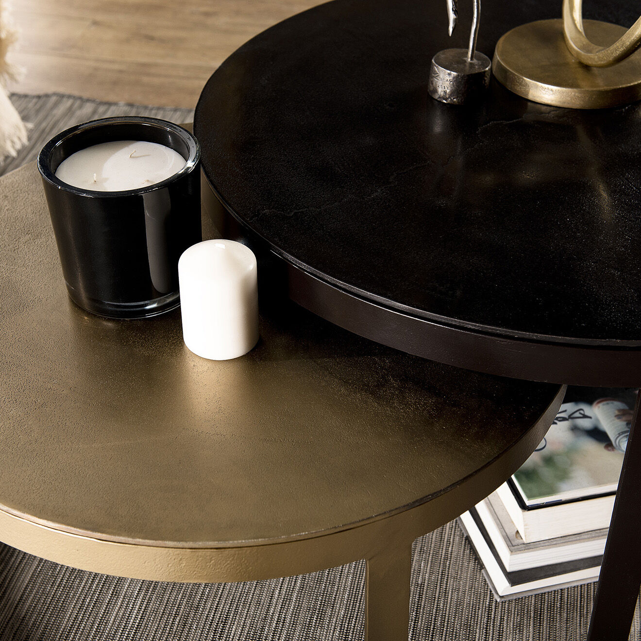 Macabane 2 Tables gigognes ceinturées rondes Jonas doré/noir - D.75xH.46 cm