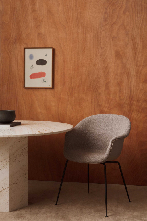 Gubi Epic eettafel Ø130 Neutral White Travertine