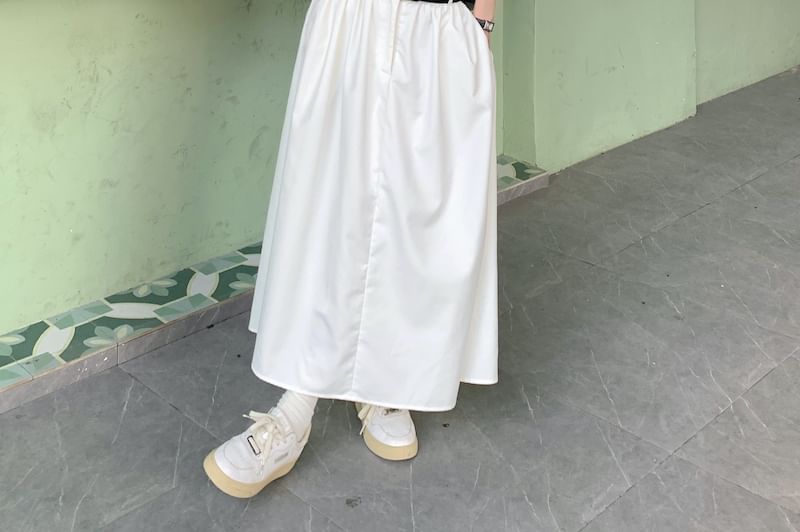 Yupina - Mouwloze, gestreepte, tweekleurige crop top met kraag