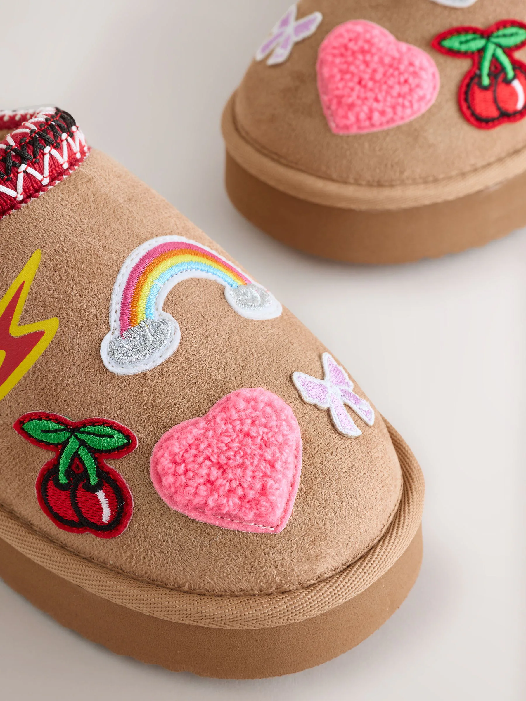 Lichtbruin met badge - Lage schoenen Shoot fleece gevoerde pantoffels