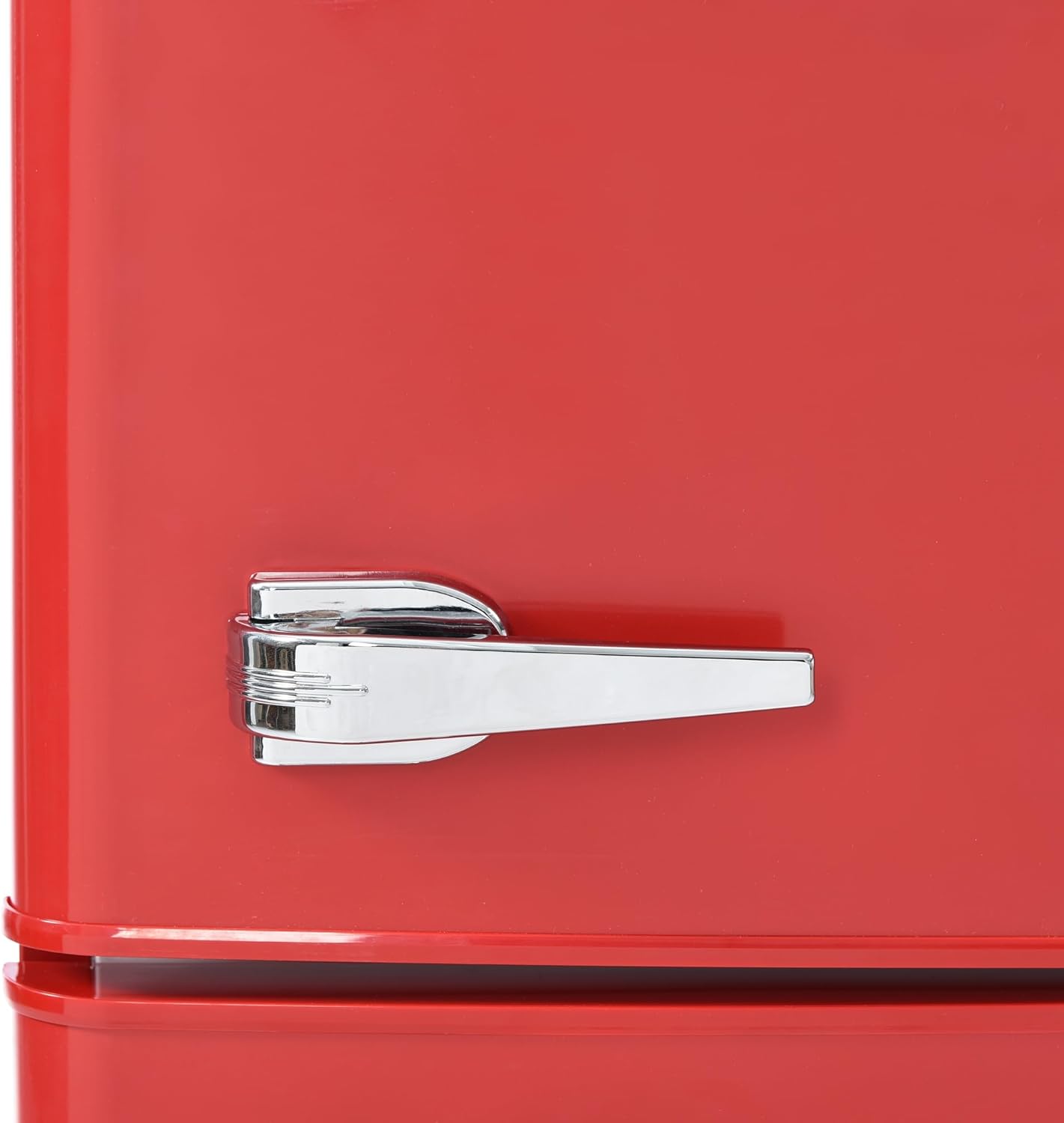 Retro-Kühlschrank. Kühl-Gefrier-Kombination, 105.5 cm hoch, 41 cm breit, zweitürig, mit 92 Liter Gesamtvolumen, 28 Liter Gefriervolumen. Türregale und Glasregale. 181 kWh/Jahr,
