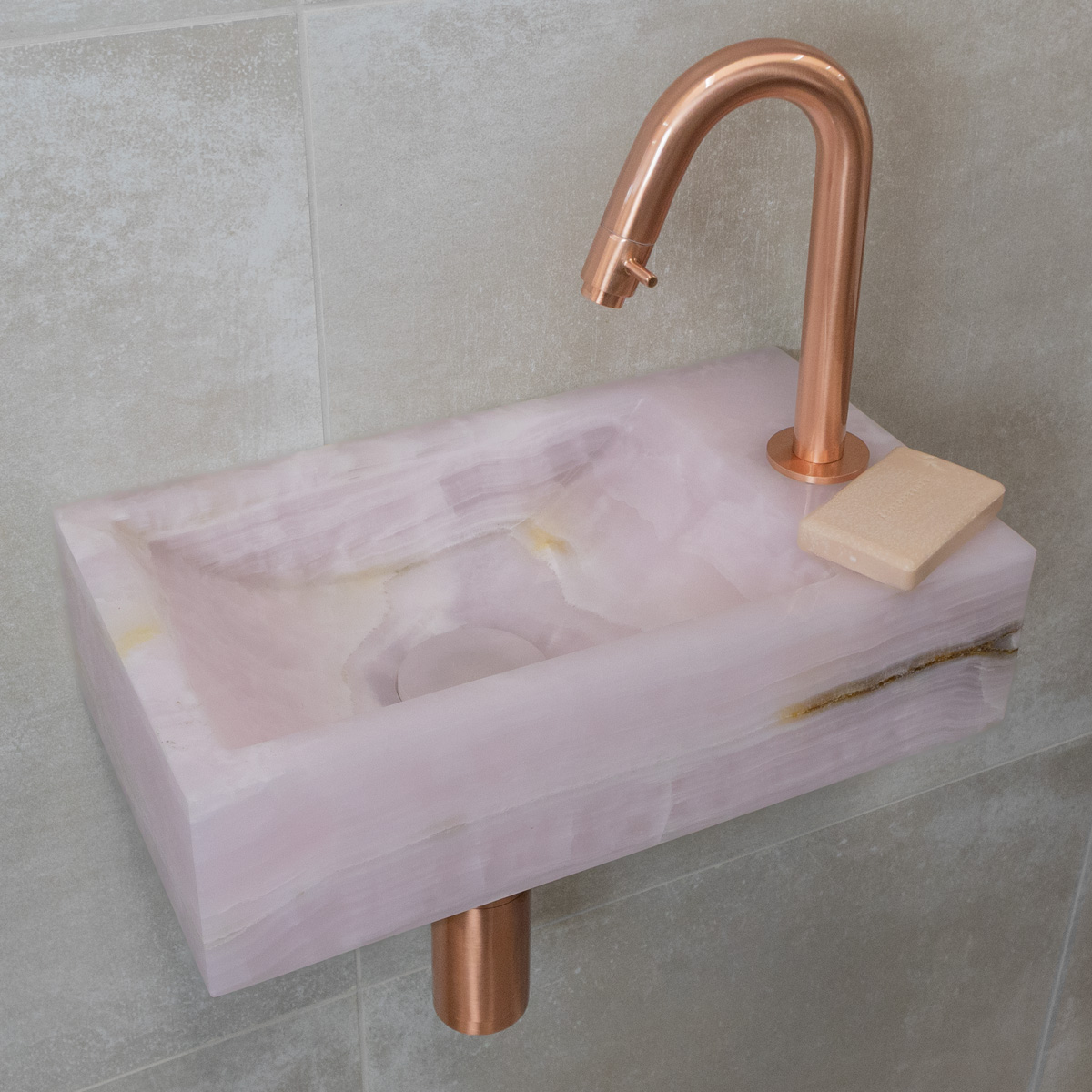 Saniclear Pink Onyx fonteinset met gebogen kraan in geborsteld koper
