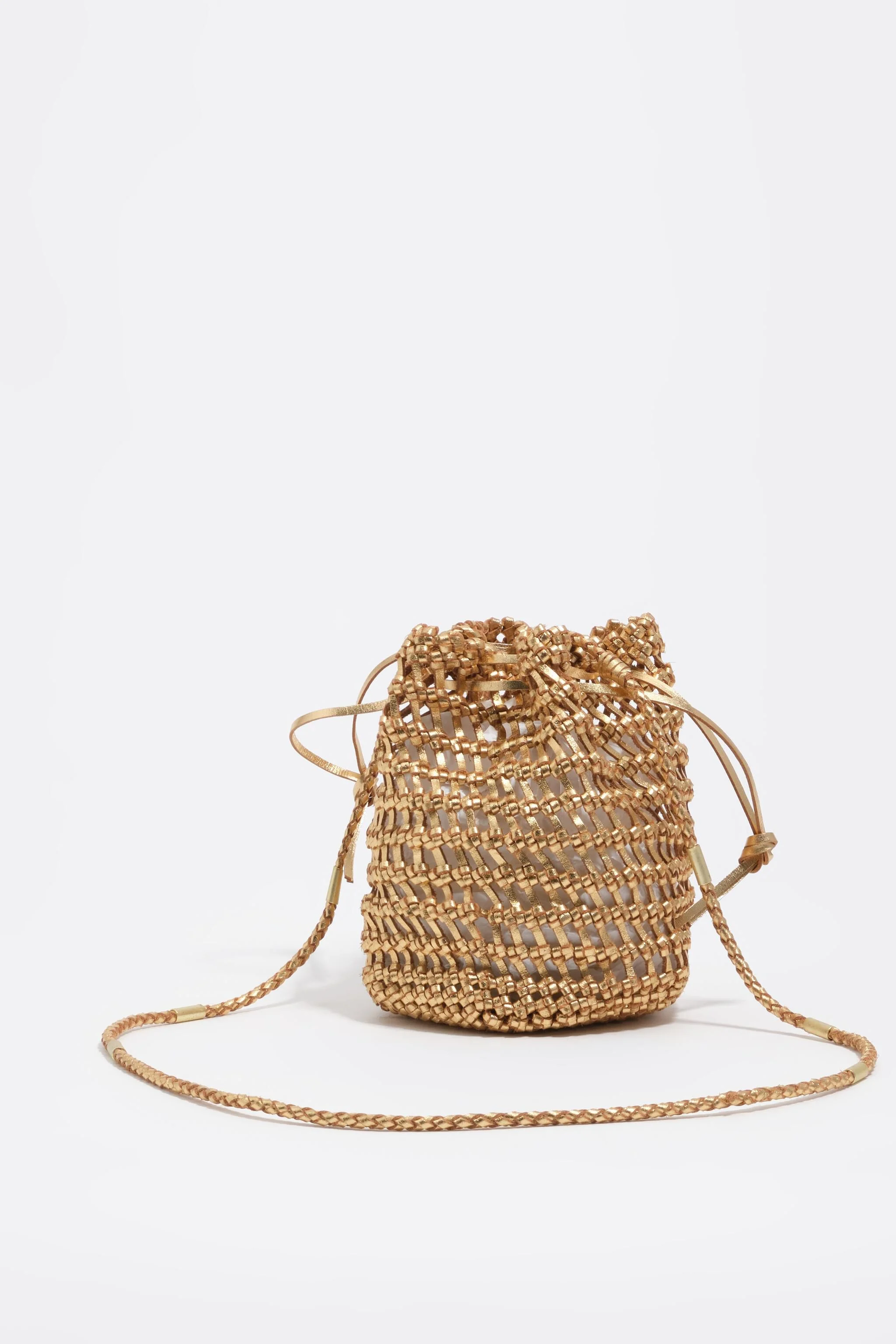 Bolsa tipo saco pequena em couro trançado dourado