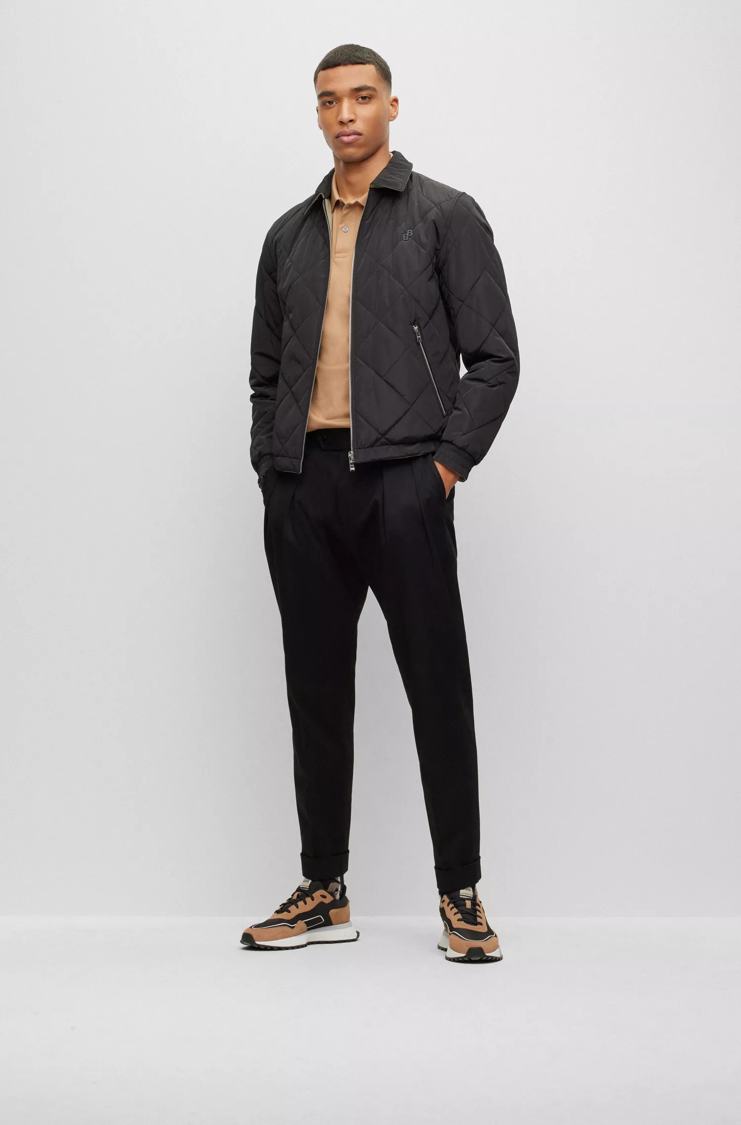 Calça BOSS preta de corte relaxado em algodão elástico com prega frontal.