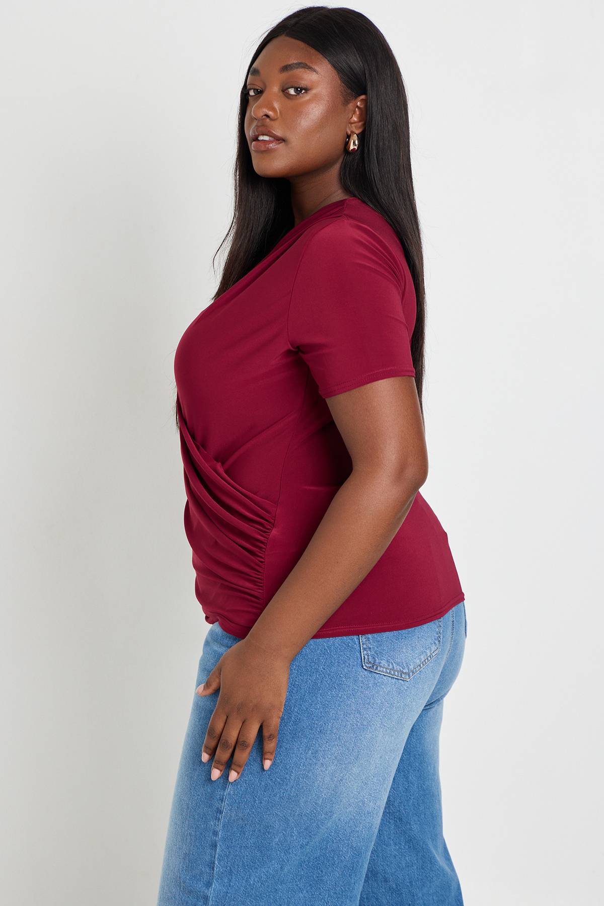 boohoo Haut Grande Taille À Double Couche Slinky Col Bénitier Court Manches Courtes Avec Fronces