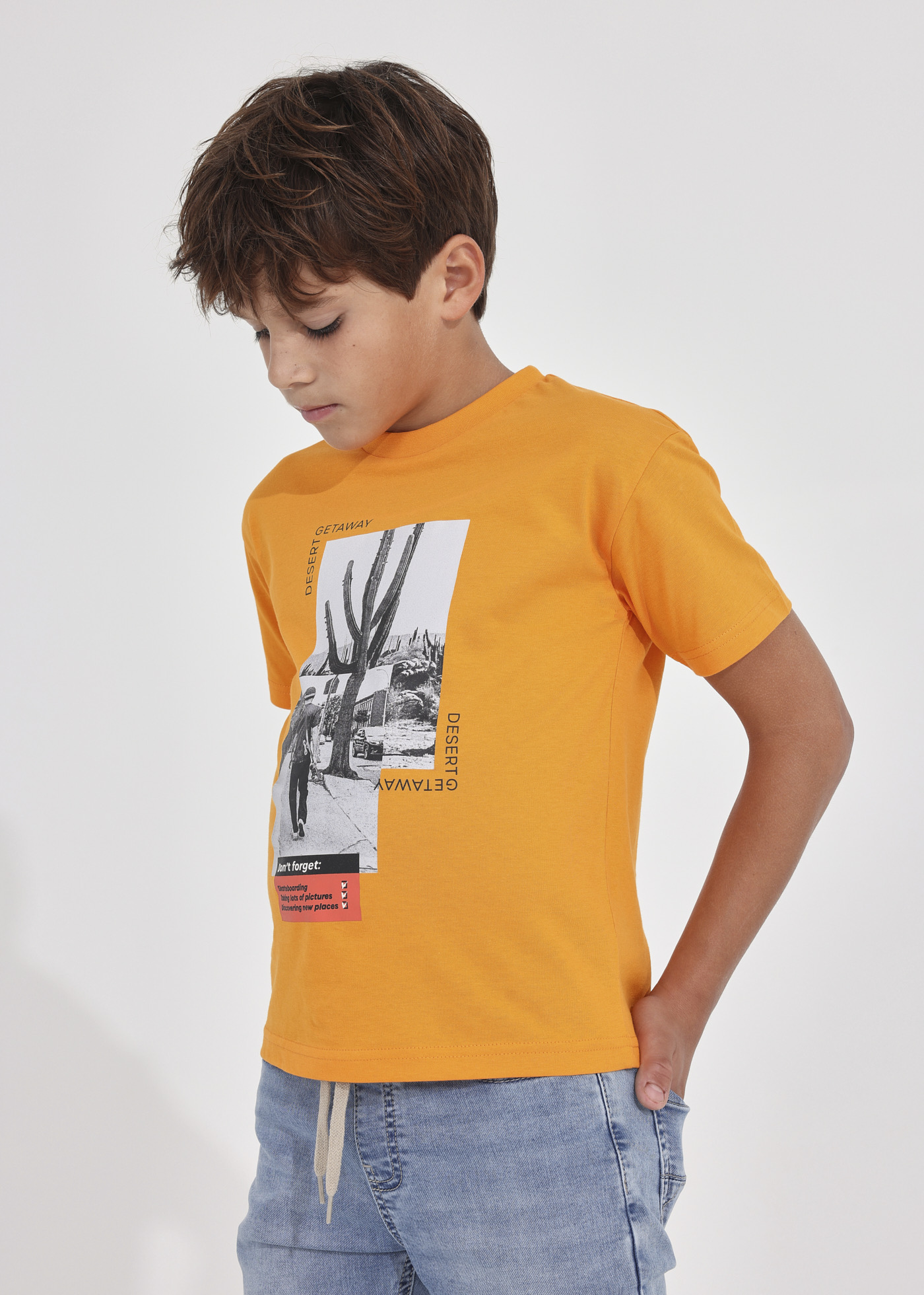 Camiseta infantil com estampa sustentável em algodão.
