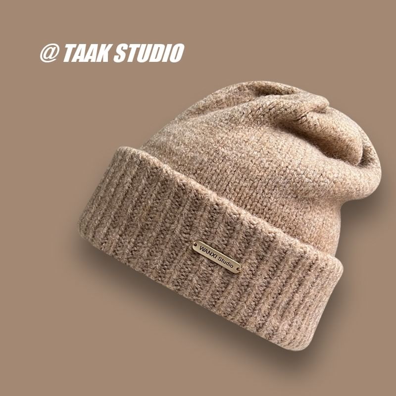 TAAK - Effen gebreide muts met appliqué