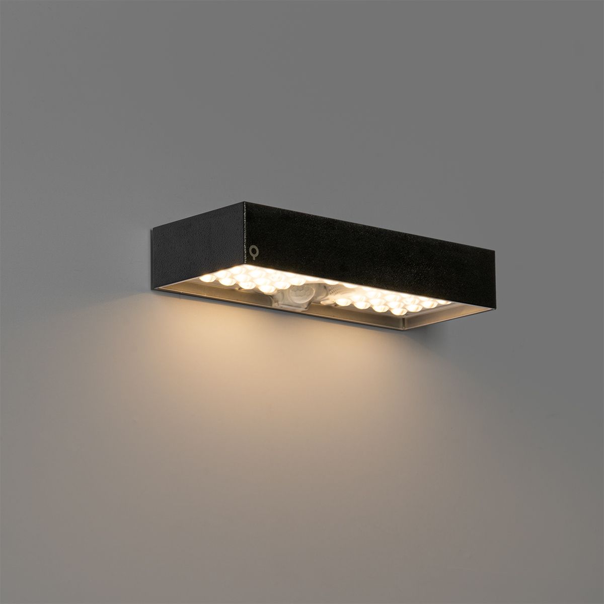 Buiten wandlamp zwart met dimlicht en sensor op solar - Kayo