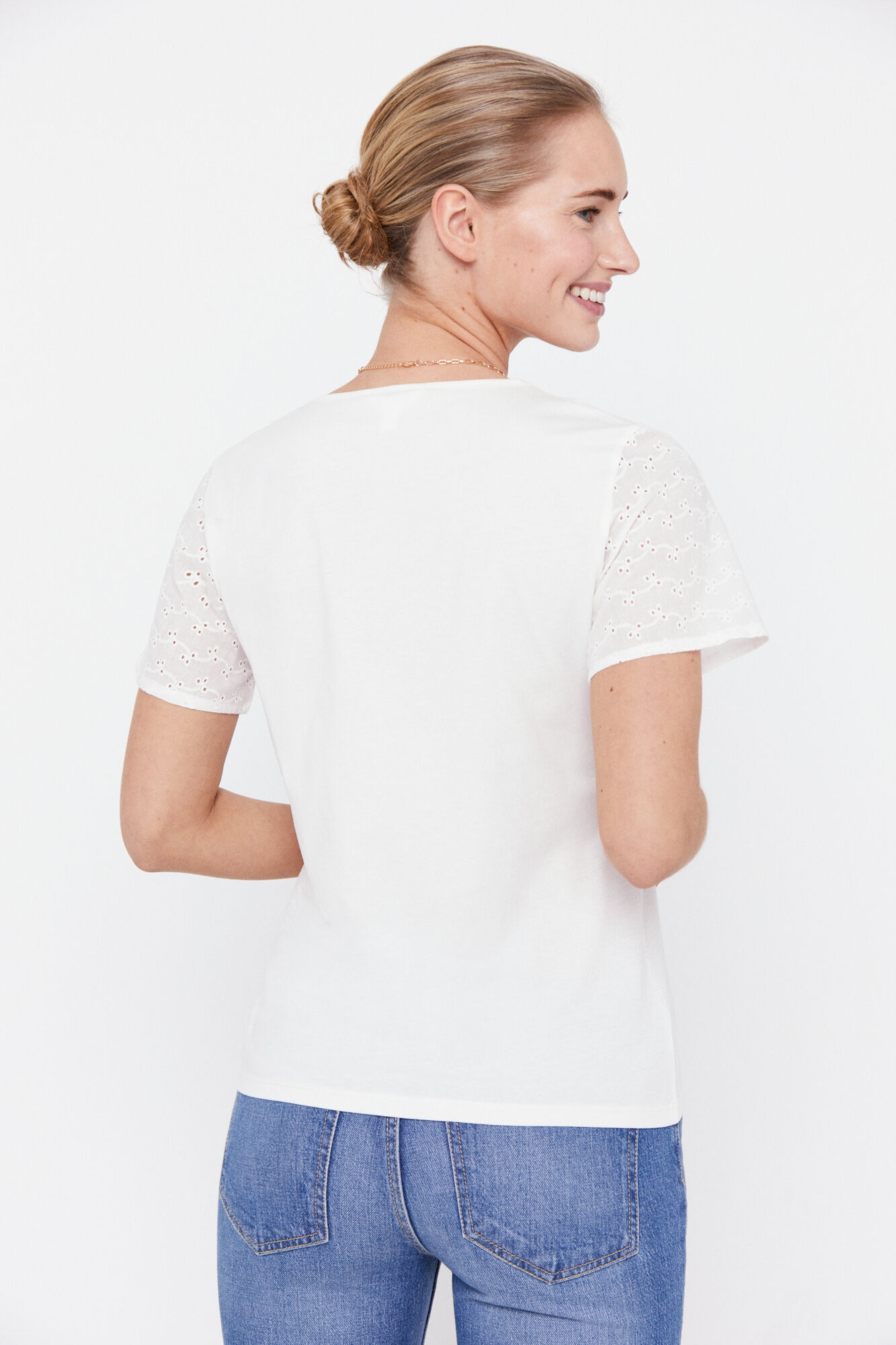 Camiseta combinada com bordado inglês - Branca