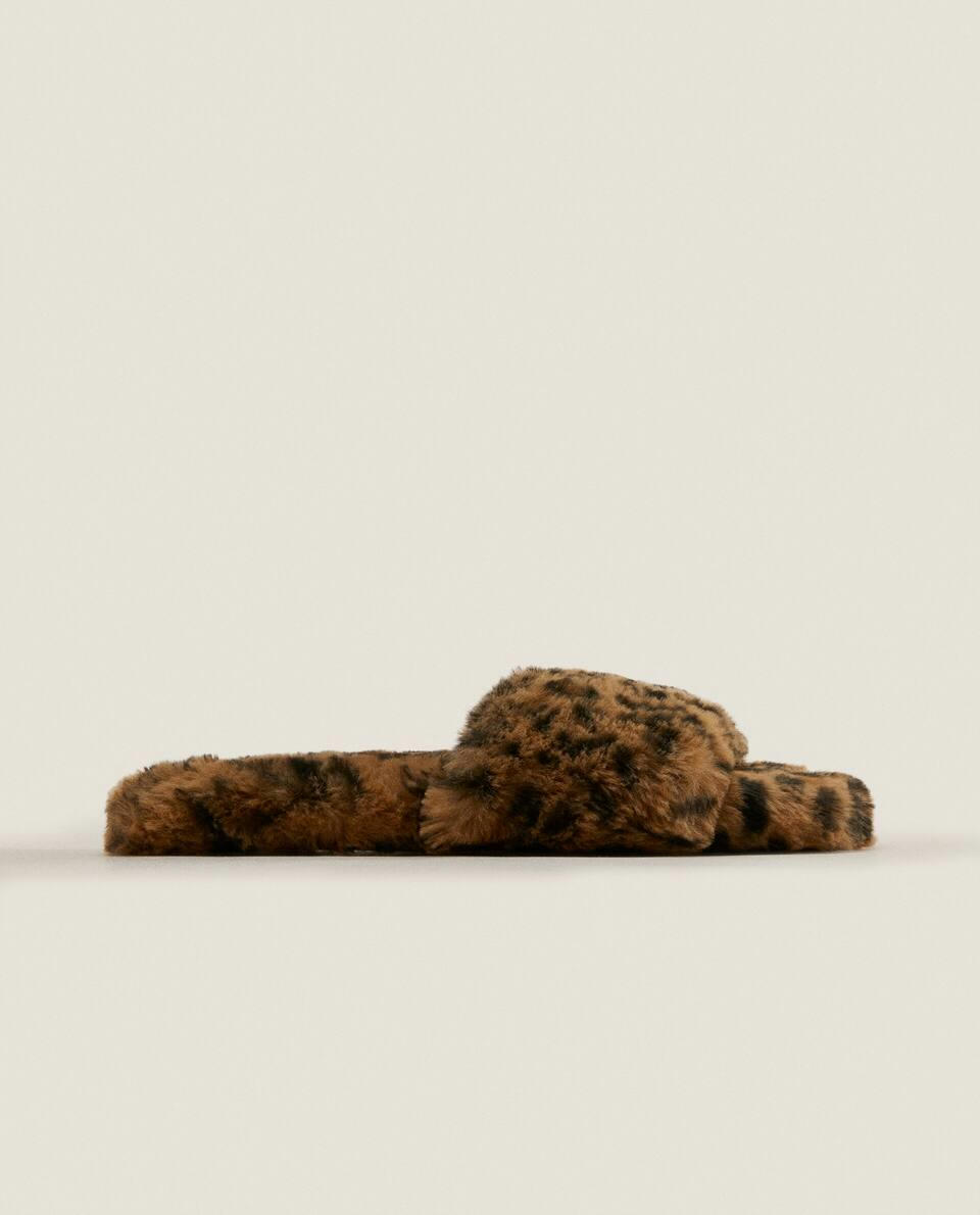 Pantufas de pele sintética com estampa animal