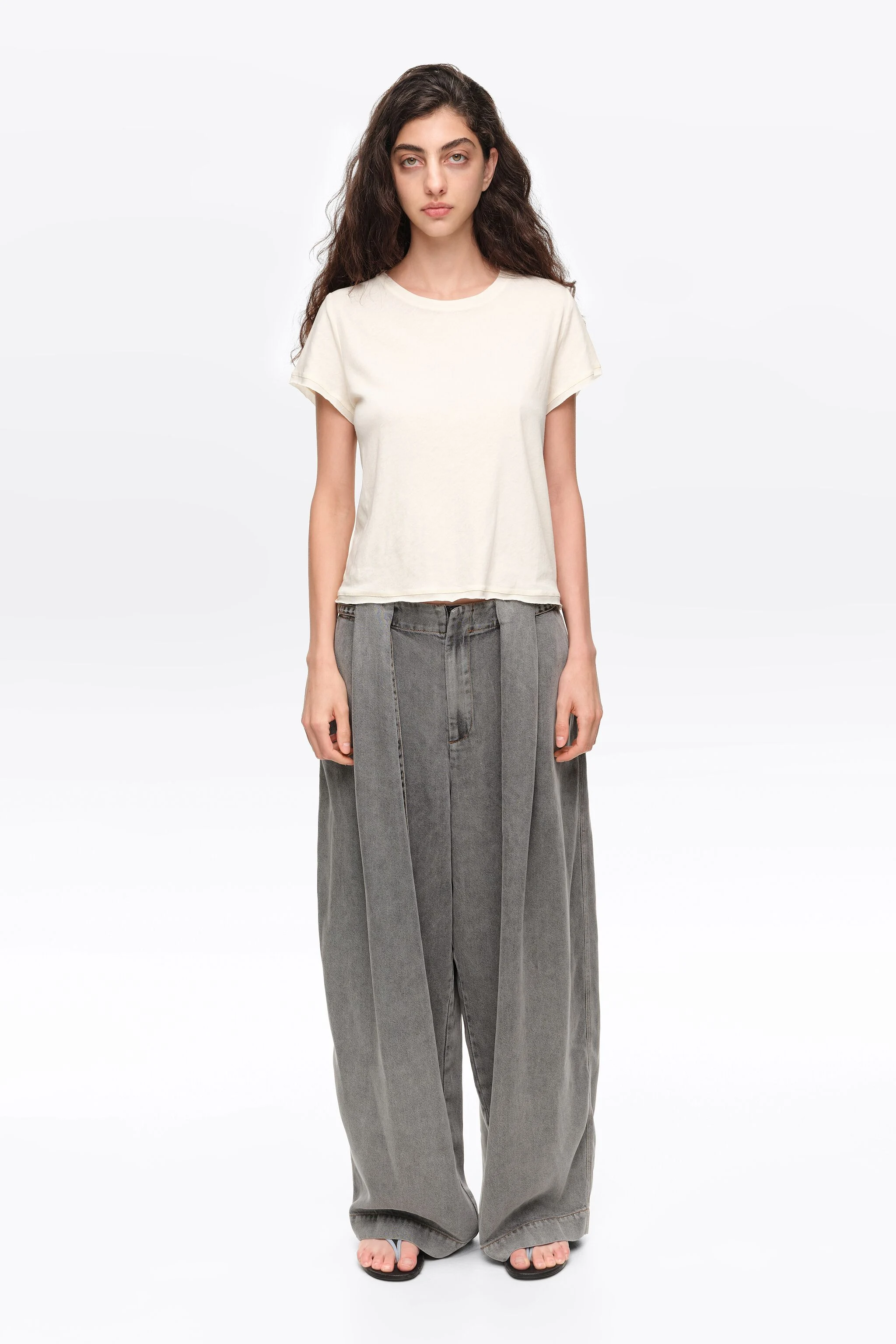 Calça jeans fluida cinza lavada com cinto.