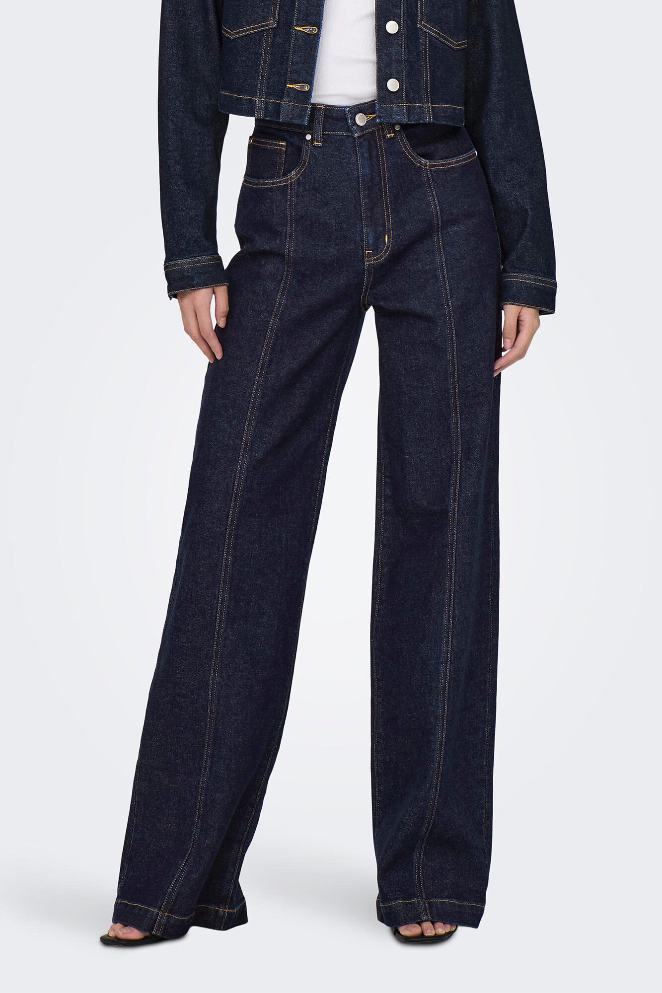 Calça jeans de cintura média e pernas largas