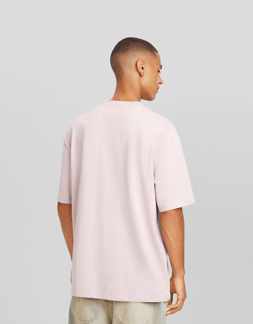 Camiseta de manga curta com modelagem quadrada e bordado.