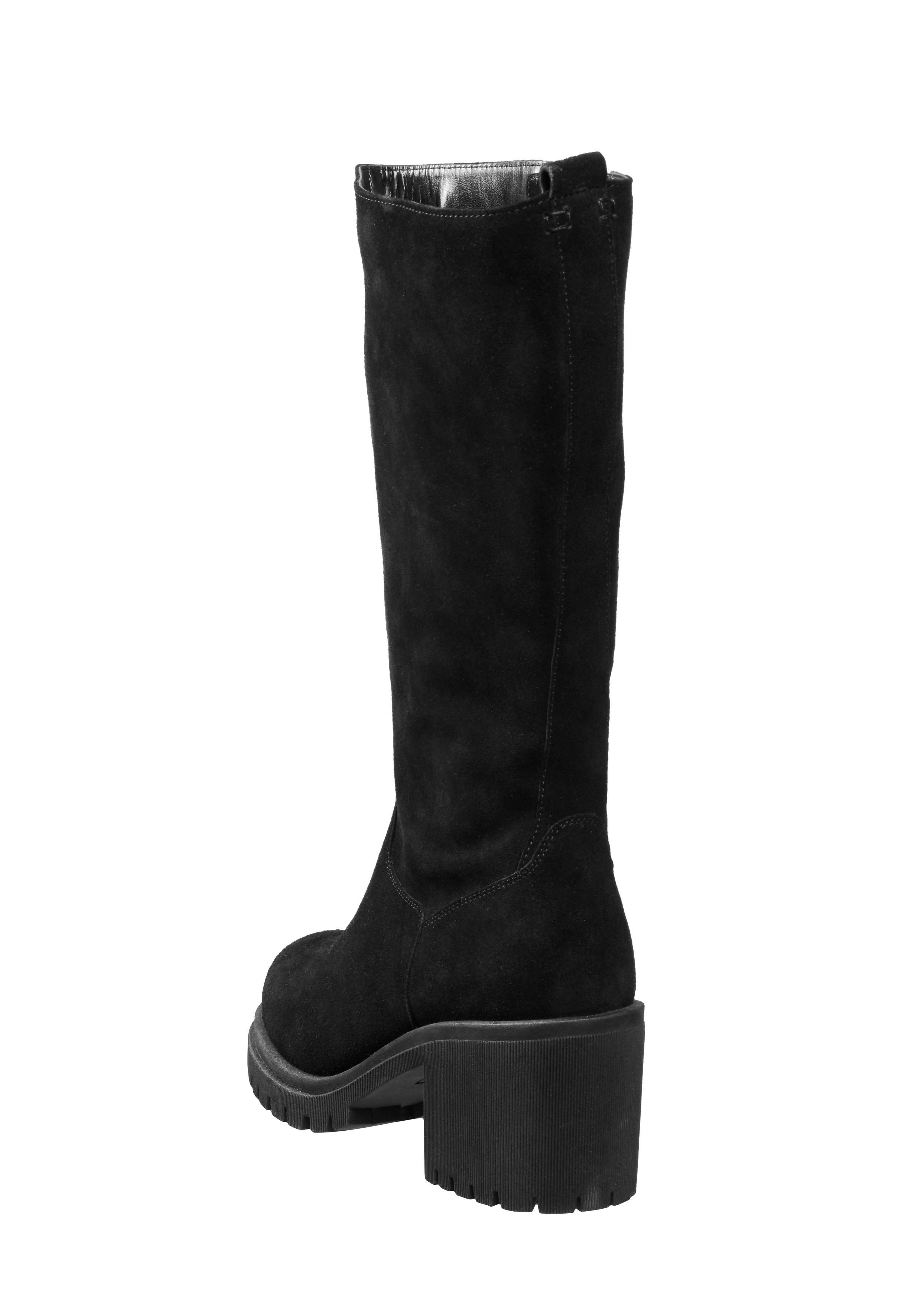 Weitschaftstiefel mit stark profilierter Sohle