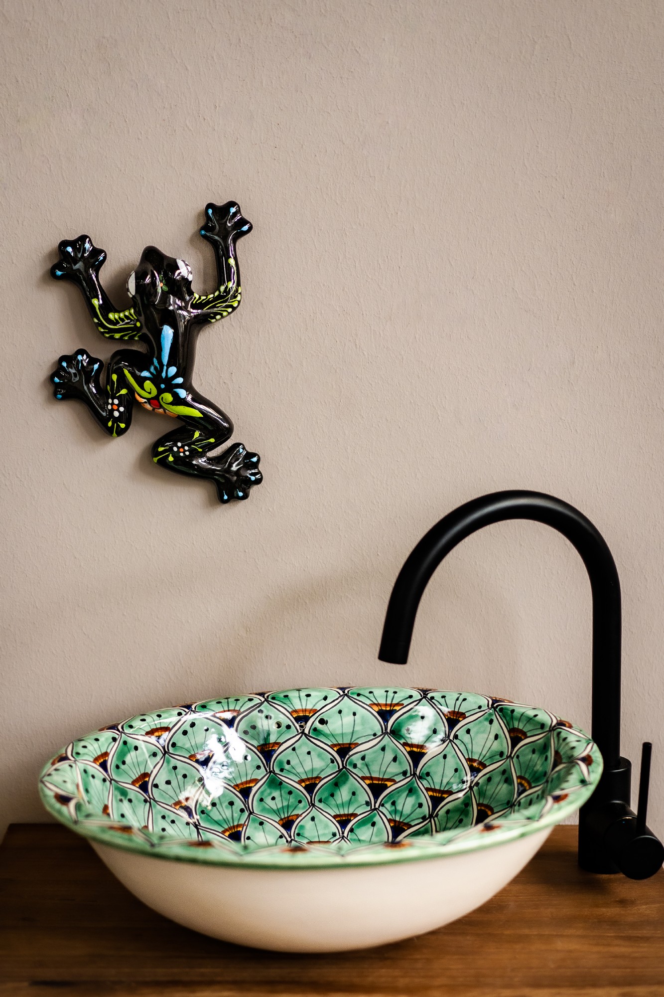 Keramikwaschbecken 'Pfau', hellgrün, multicolor, B 45 cm, L 37 cm, H 17 cm von fischer's lagerhaus