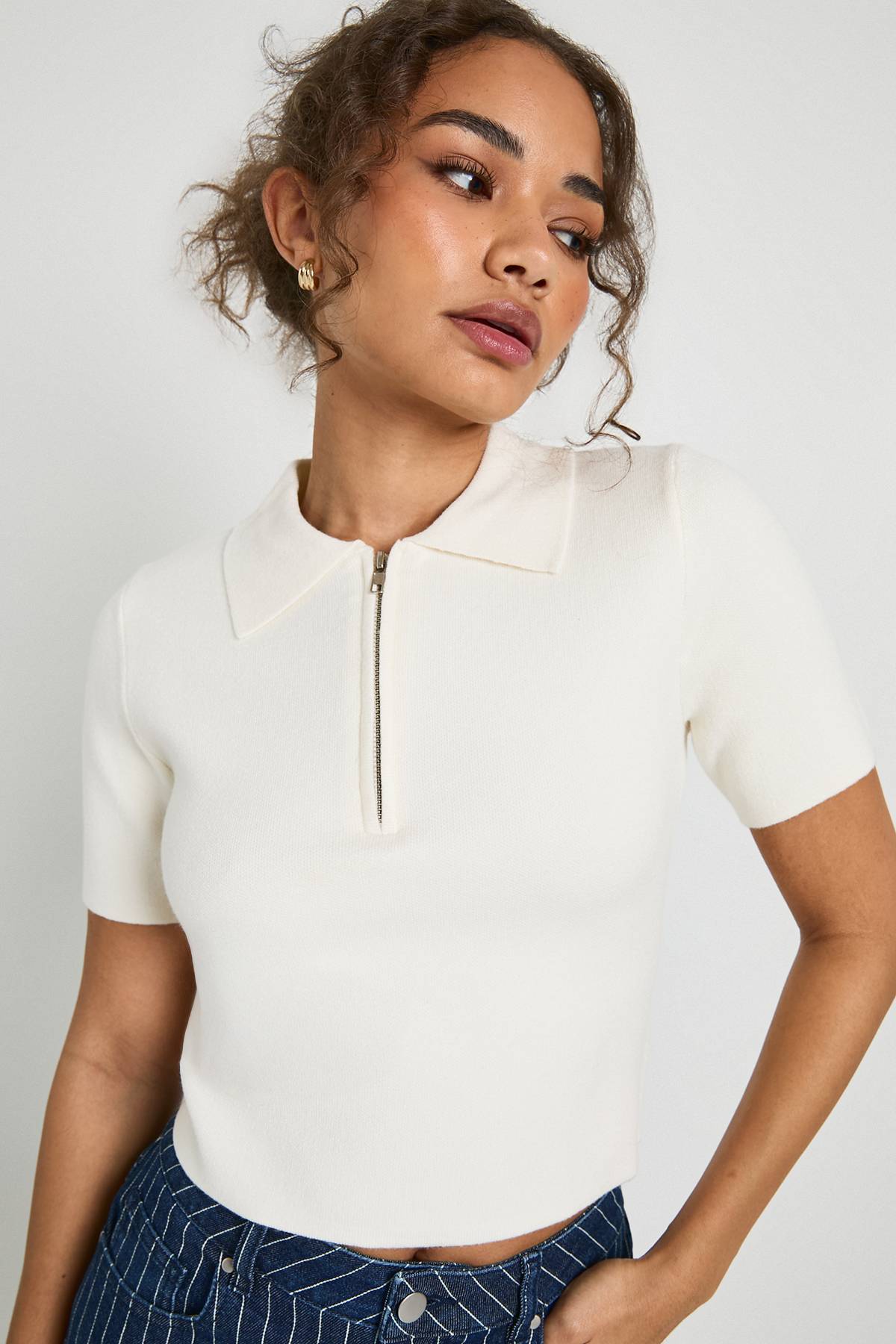 boohoo Haut court en maille compacte à col zippé et manches courtes