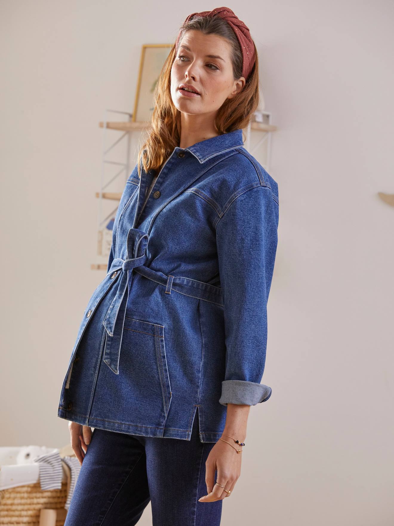 Jaqueta jeans lisa azul-escura, adequada para gestantes e para o período pós-parto.