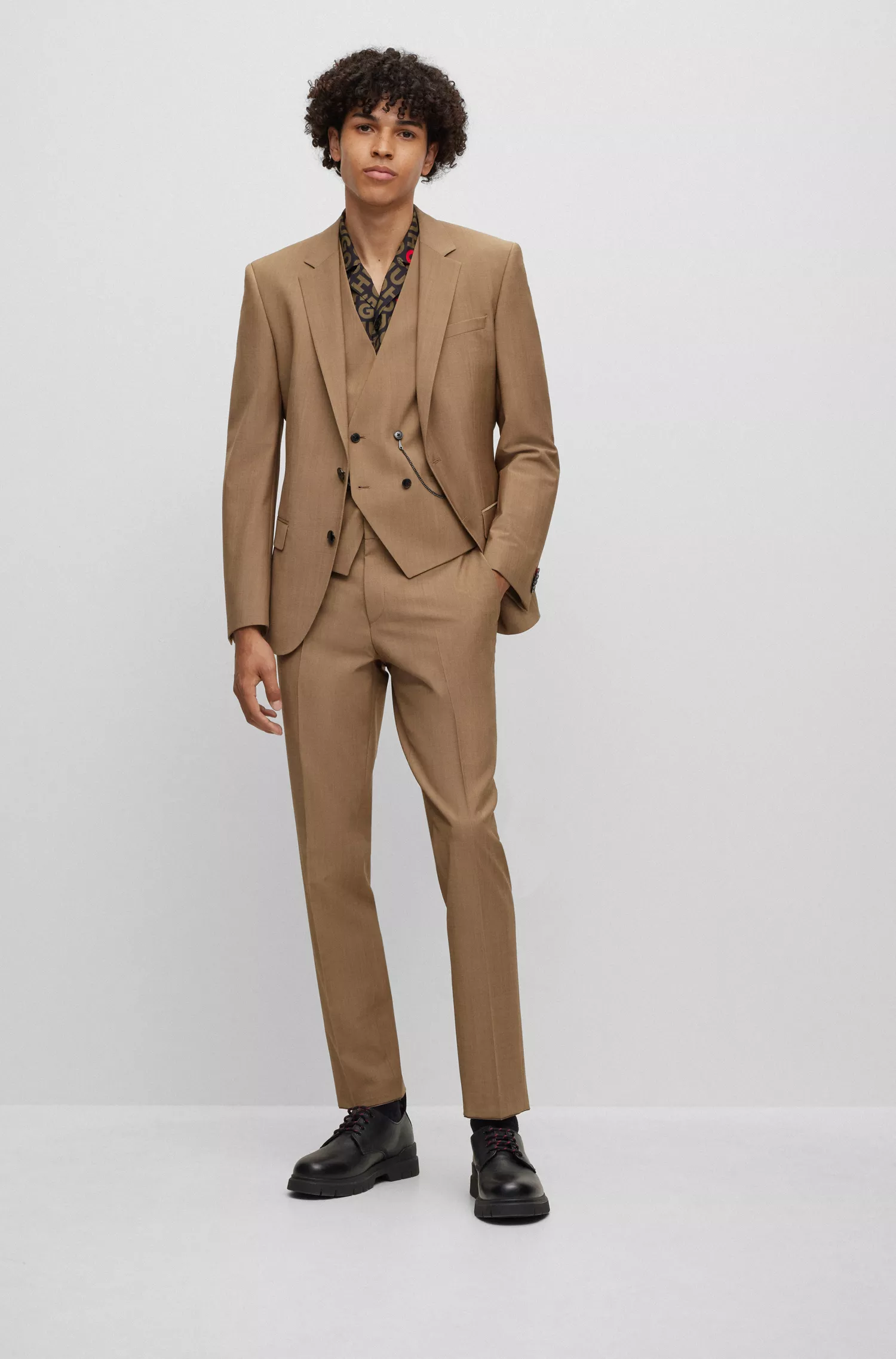 Terno HUGO vermelho de três peças, corte slim, em tecido com aparência de mohair.
