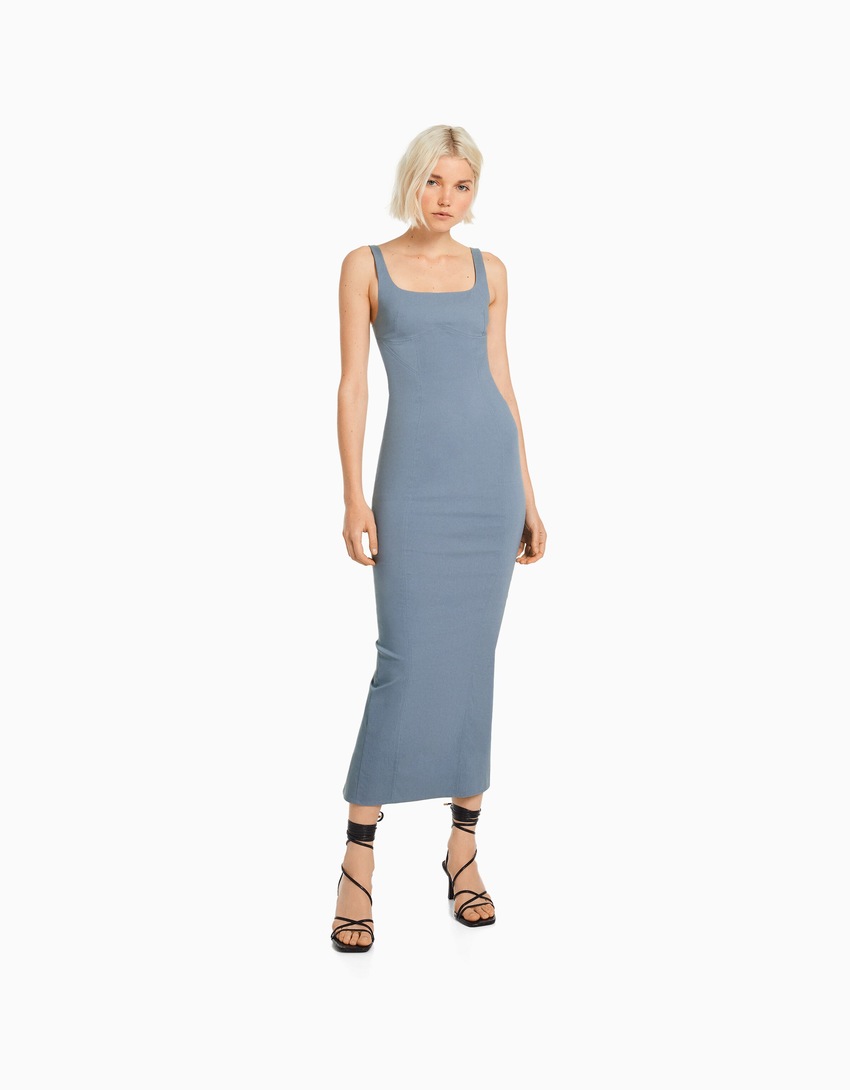 Vestido midi ajustado com alças largas.