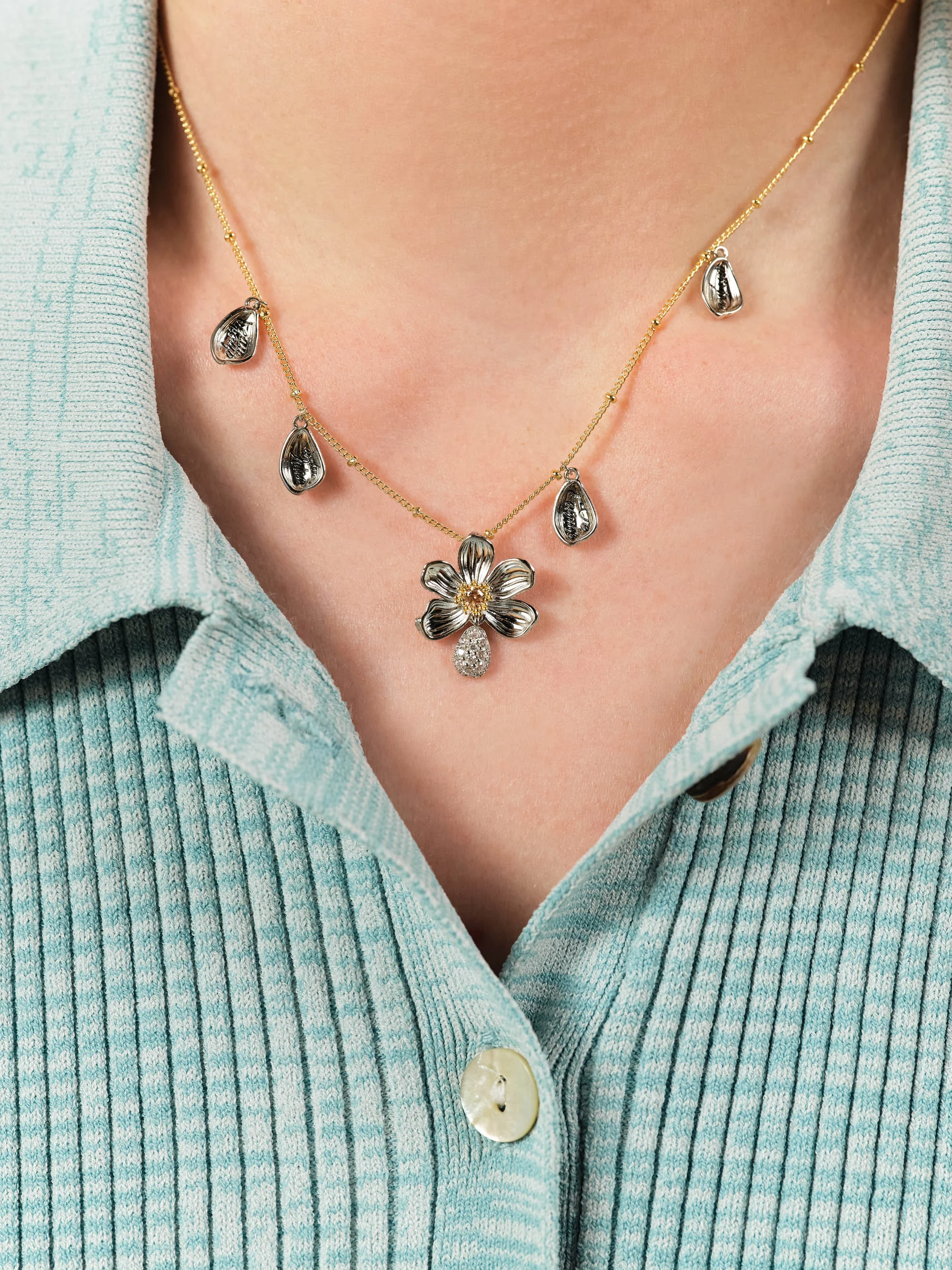 Collier pendentif marguerite et pétales gravés | Multicolore